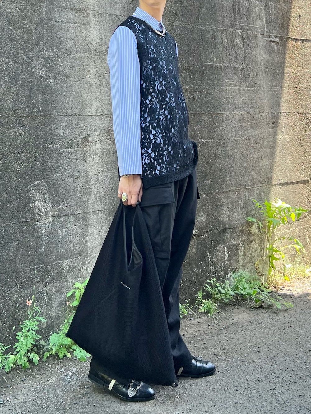 「ストライプシャツ、レース、ベスト、タンクトップ、カーゴパンツ、革靴、春夏コーデ、お出かけコーデ日記、休日スタイル、シャツスタイル、Dhruvkapoor、juha、GUCCI、MM6」|「juhaのTROPICAL WOOL OVER PANTS(カーゴパンツ、ブラック系)」を使った、Honeyさん(メンズ・176cm)の春コーディネートの3枚目の写真