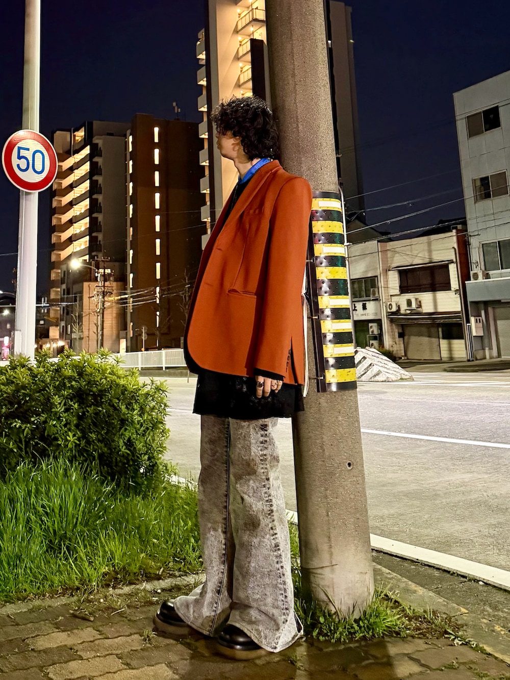 オレンジ系のその他アウター、ブラック系のデニムパンツ、ブラック系のTシャツ/カットソーを着用したメンズの春コーディネートの2枚目の写真