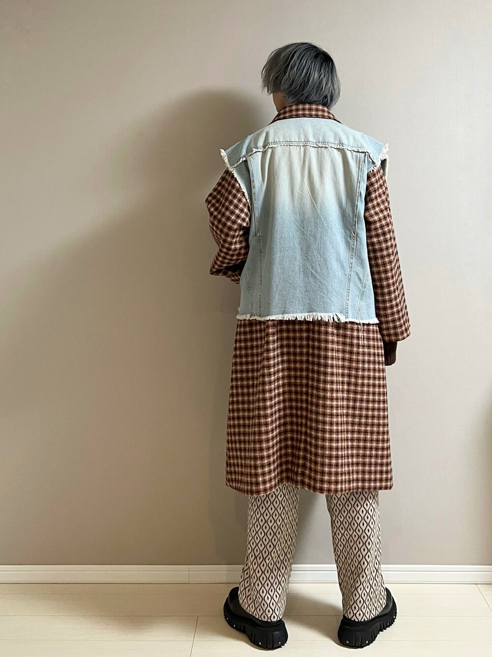 「コート、ニット、ベスト、ニットパンツ、ミュール、チェック、厚底シューズ、レイヤードスタイル、SHIPS、factotum、iroquois、JOURNAL STANDARD relume、PHILEO」｜「SHIPSのSU: ビッグシルエット MOON ステンカラー コート（ステンカラーコート、オレンジ系）」を使った、Honeyさん（メンズ・176cm）の冬コーディネートの2枚目の写真