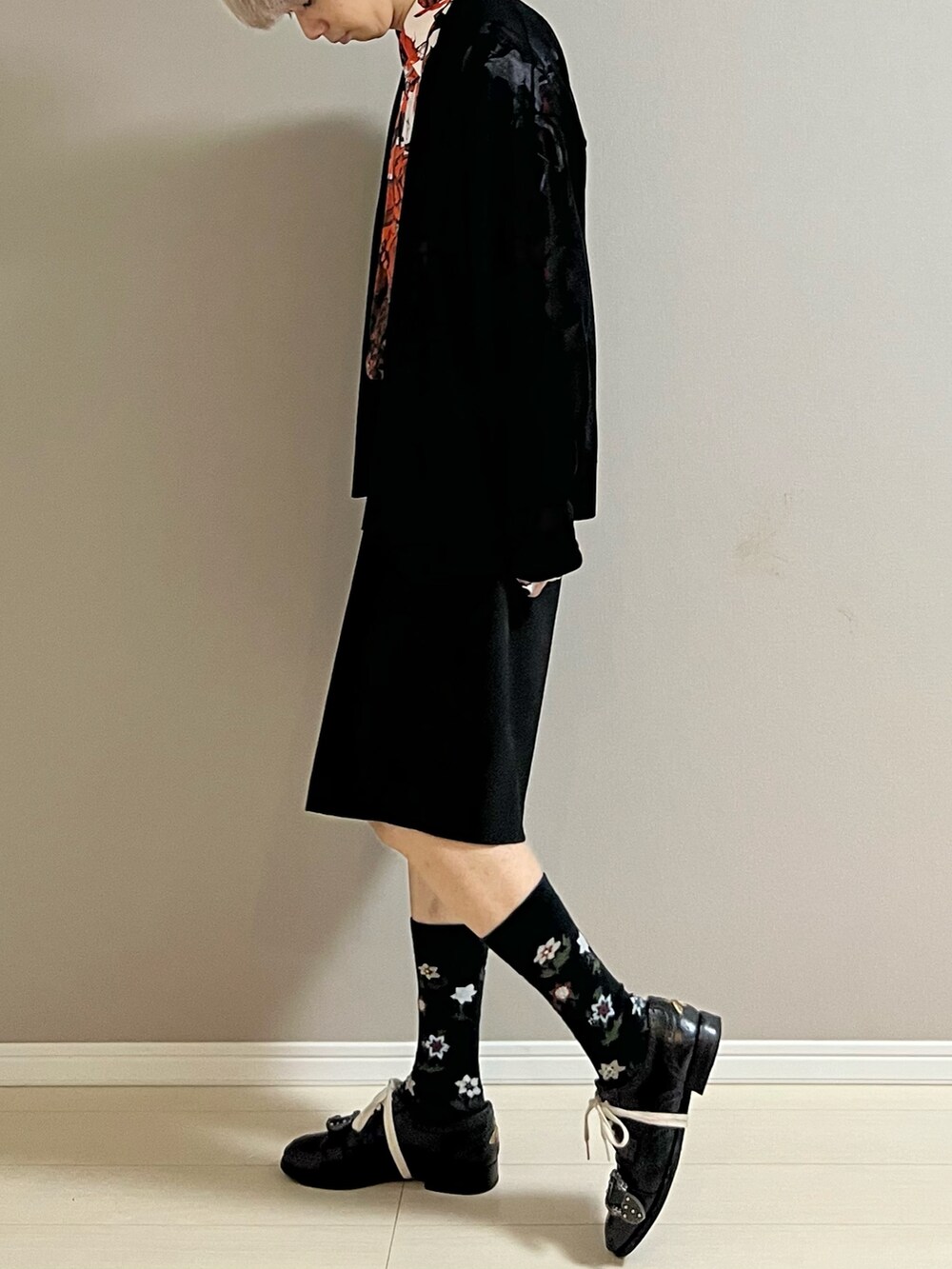 「カーディガン、柄シャツ、シャツ、ハーフパンツ、革靴、秋コーデ、モノトーン、モード、花柄、MONKEY TIME、Paul Smith、ADANS、GUCCI」｜「GUCCIのGucci - Queercore ウイングチップシューズ - men - カーフレザー - 9.5（パンプス、ブラック系）」を使った、Honeyさん（メンズ・176cm）の秋コーディネートの2枚目の写真
