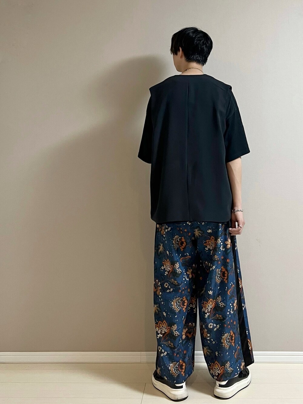 ブラック系のスニーカー、その他のその他パンツ、グレー系のベストを着用したメンズの夏コーディネートの3枚目の写真