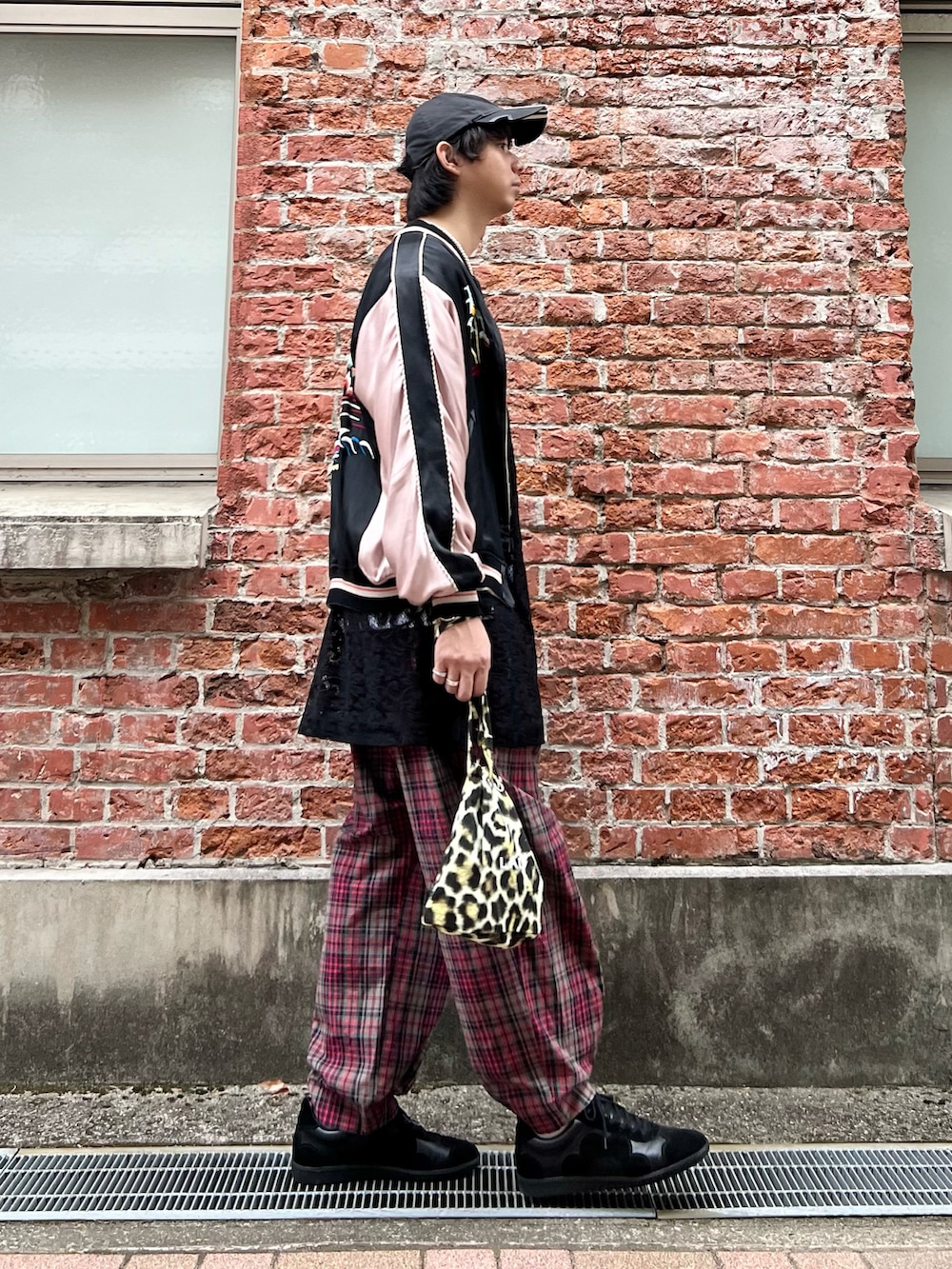 「キャップ、スカジャン、春コーデ、春アウター、レーストップス、チェックパンツ、スニーカー、春服」|「Vivienne Westwood MANのアイテム(パンツ、レッド系)」を使った、Honeyさん(メンズ・176cm)の春コーディネートの2枚目の写真
