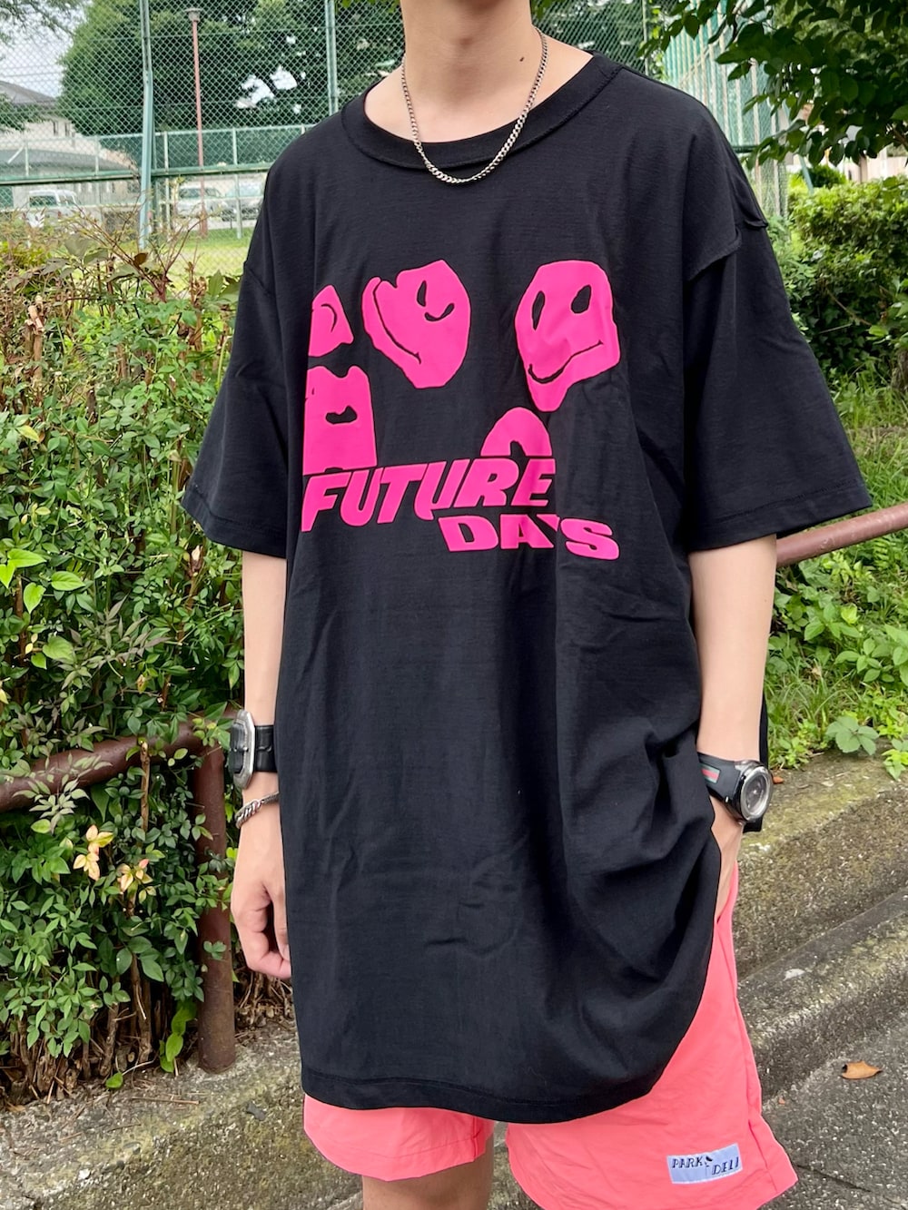 ブラック系のTシャツ/カットソー、ピンク系のパンツ、ブラック系のブーツを着用したメンズの夏コーディネートの3枚目の写真