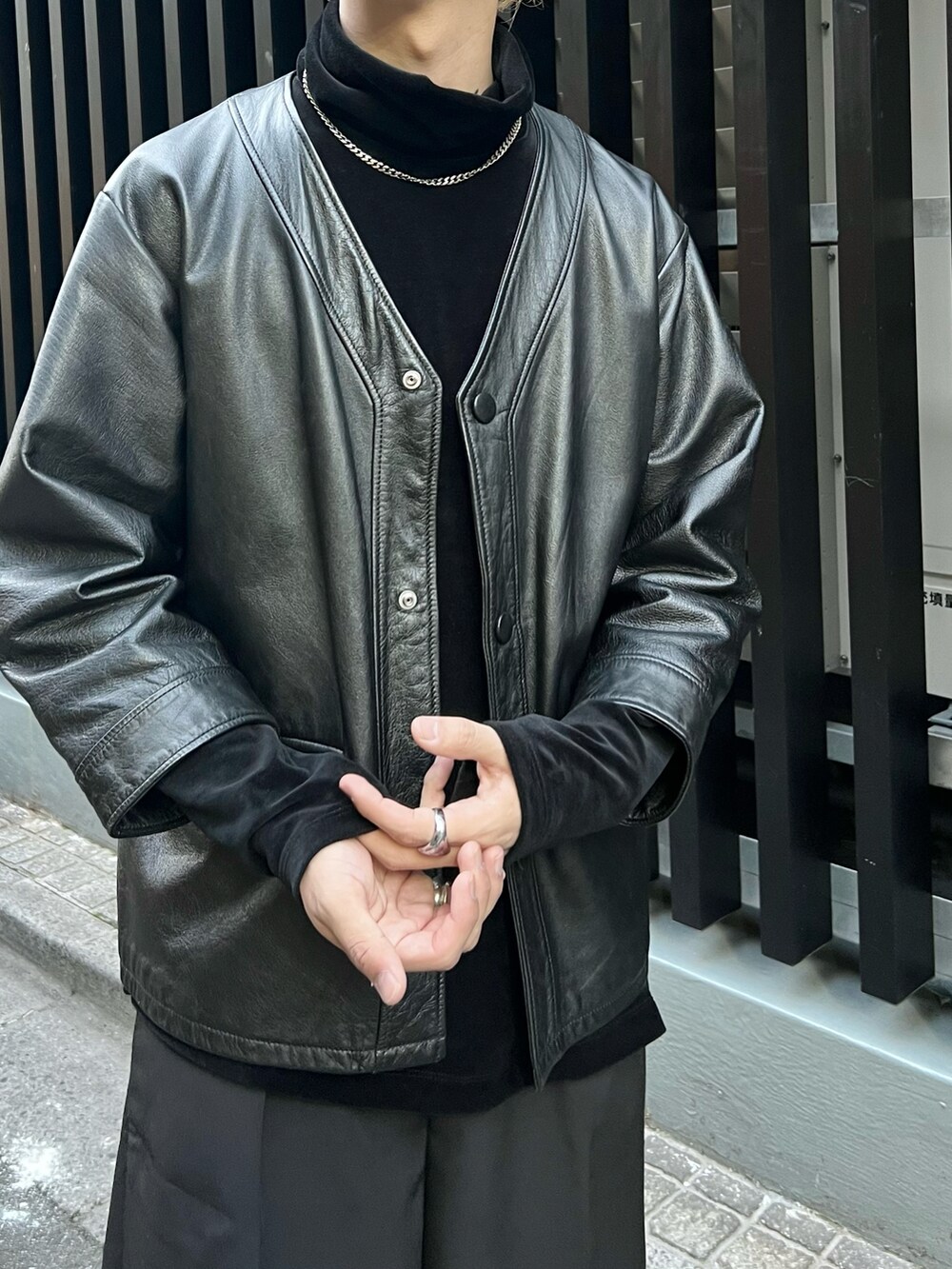 ブラック系のシューズ、ブラック系のその他パンツ、ブラック系のTシャツ/カットソーを着用したメンズの秋コーディネートの2枚目の写真