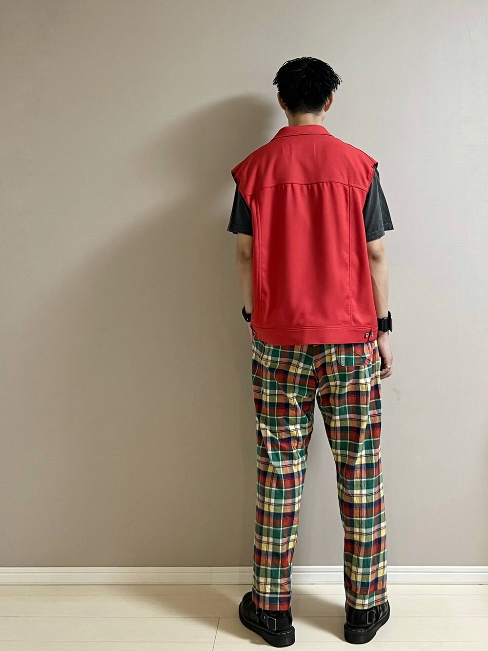 「Tシャツ、ベスト、チェックパンツ、チェック、ブーツ、夏コーデ、夏セールで買いました、ゆるコーデ、イージーパンツ、ロックコーデ、ロックT、バンドT、アツいコーデ全部見せ」｜「Dr. Martensの《Dr.Martens》WINCOX ドクターマーチン ウィンコックス（ブーツ、ブラック系）」を使った、Honeyさん（メンズ・176cm）の夏コーディネートの3枚目の写真