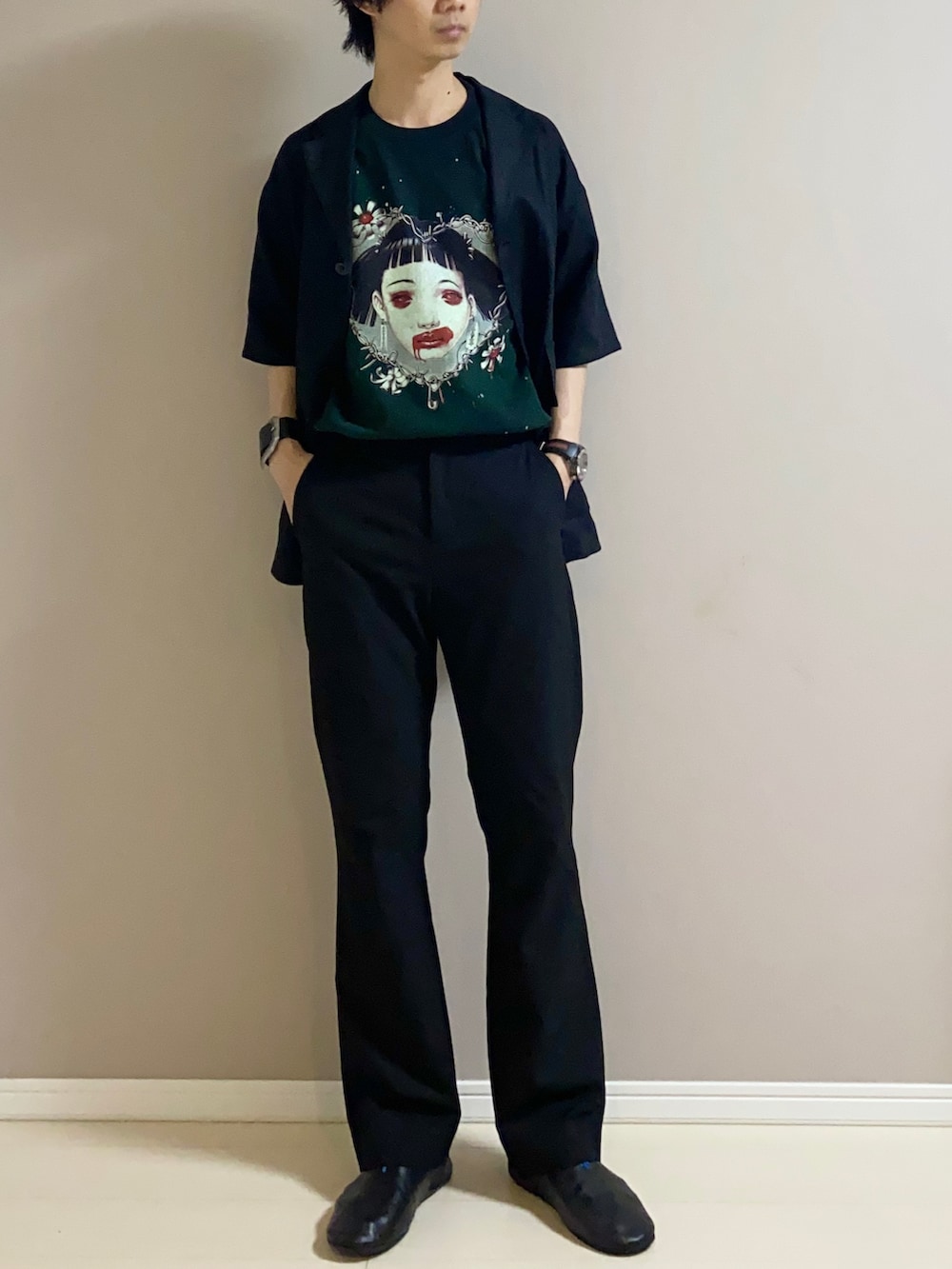 ブラック系のその他パンツ、ブラック系のスリッポン、ブラック系のTシャツ/カットソーを着用したメンズの夏コーディネートの3枚目の写真