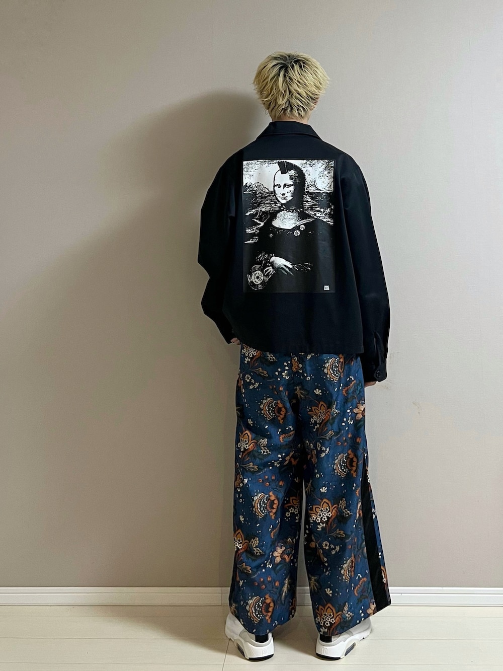 「ジャケット、ロンT、ワイドパンツ、柄パンツ、スニーカー、秋コーデ、休日スタイル、ブルゾン、KIDILL、GANNI、AMBUSH」｜「h.t.maniacのアイテム（その他パンツ、その他）」を使った、Honeyさん（メンズ・176cm）の秋コーディネートの3枚目の写真