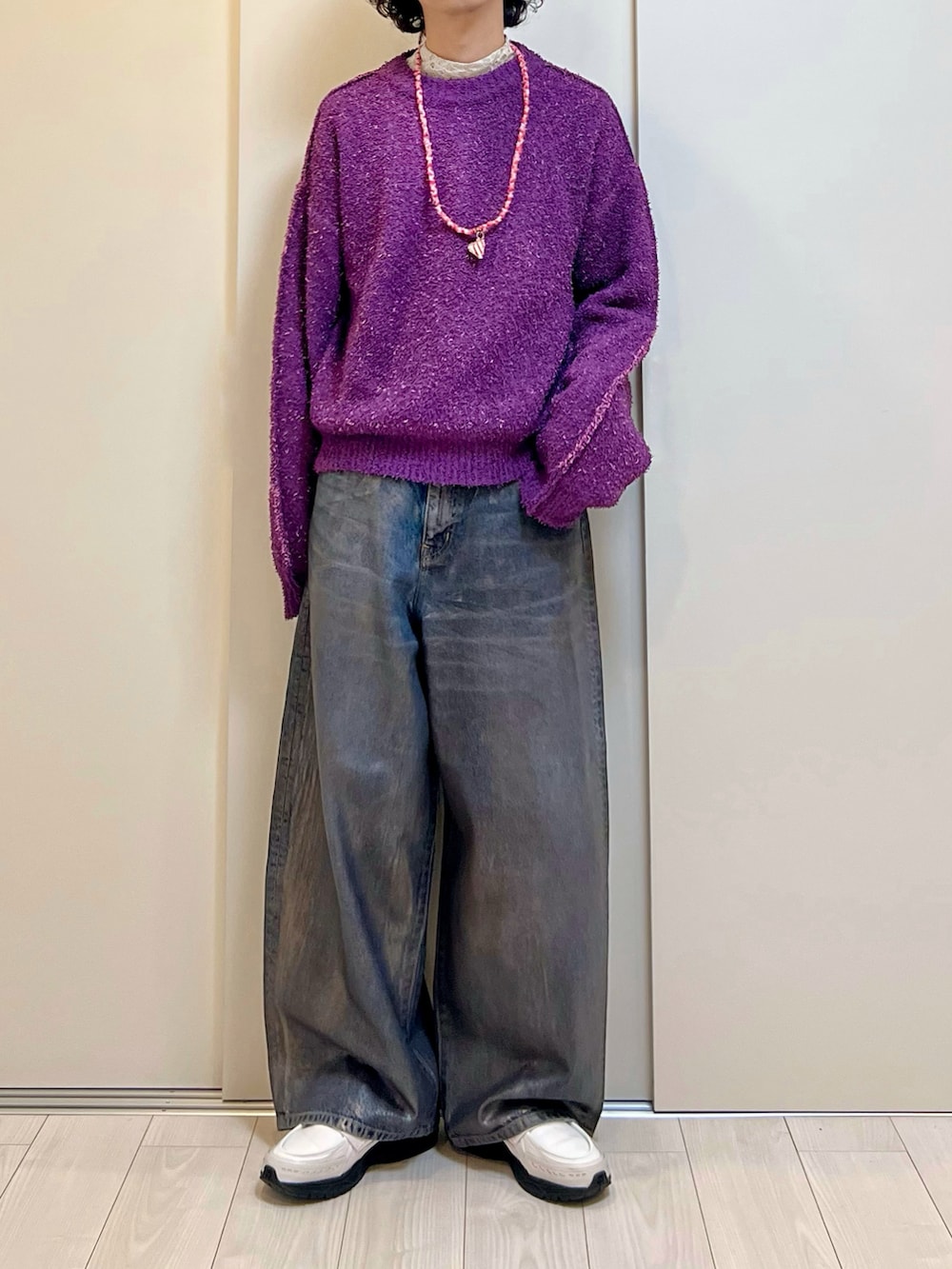 「冬コーデ、マイベストコーデ2024、休日スタイル、冬服、アウター、ニット、デニム、デニムパンツ、ワイドパンツ、ローファー、トートバッグ」｜「PORTVELの＜PORTVEL＞ PEA COAT/ピーコート（ピーコート、ブラック系）」を使った、Honeyさん（メンズ・176cm）の冬コーディネートの4枚目の写真