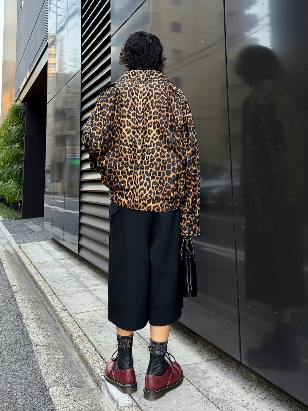 ブラック系のその他パンツ、その他のブーツ、ベージュ系のジャケット/アウターを着用したメンズの春コーディネートの3枚目の写真