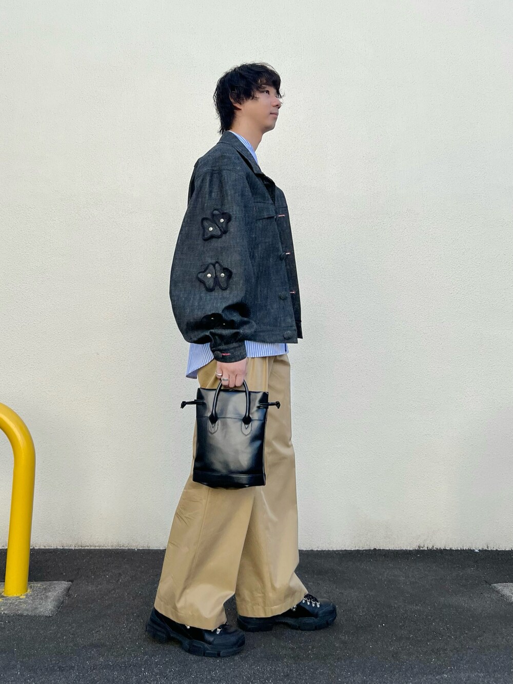 「大人カジュアル、ストライプシャツ、メンズコーデ、春服コーデ、カジュアルコーデ、シンプルスタイル、メンズファッション、デニムジャケット、チノパン、ワイドパンツ、シャツスタイル、休日スタイル」｜「MUKAIのDOUBLE WAIST CHINO PANTS（チノパンツ、ベージュ系）」を使った、Honeyさん（メンズ・176cm）の春コーディネートの2枚目の写真