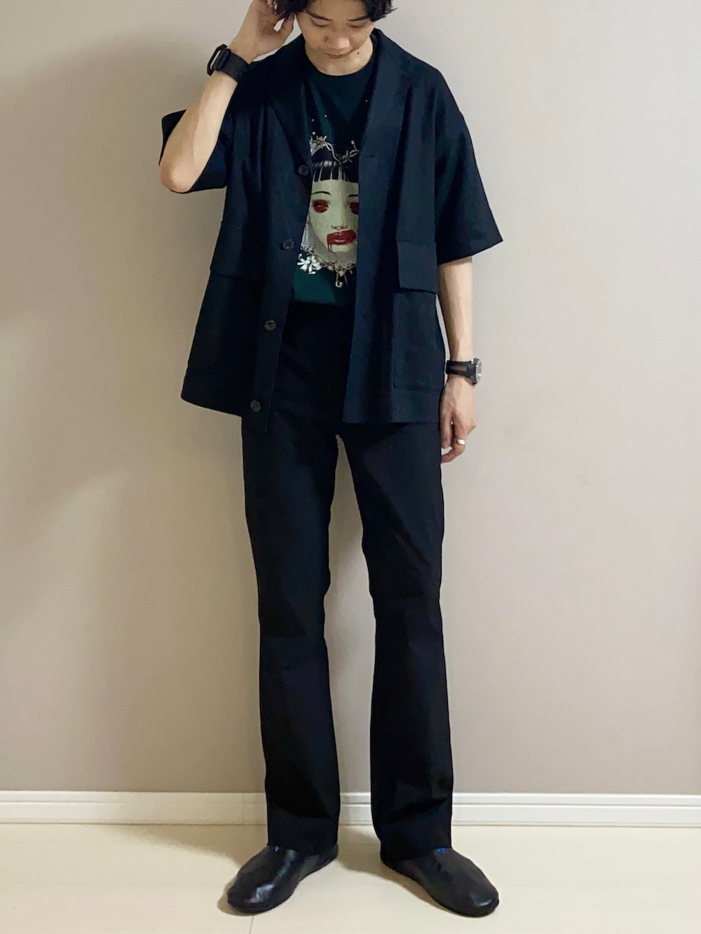 ブラック系のその他パンツ、ブラック系のスリッポン、ブラック系のTシャツ/カットソーを着用したメンズの夏コーディネートの2枚目の写真