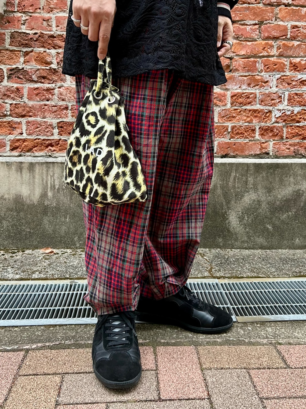 「キャップ、スカジャン、春コーデ、春アウター、レーストップス、チェックパンツ、スニーカー、春服」|「Vivienne Westwood MANのアイテム(パンツ、レッド系)」を使った、Honeyさん(メンズ・176cm)の春コーディネートの5枚目の写真