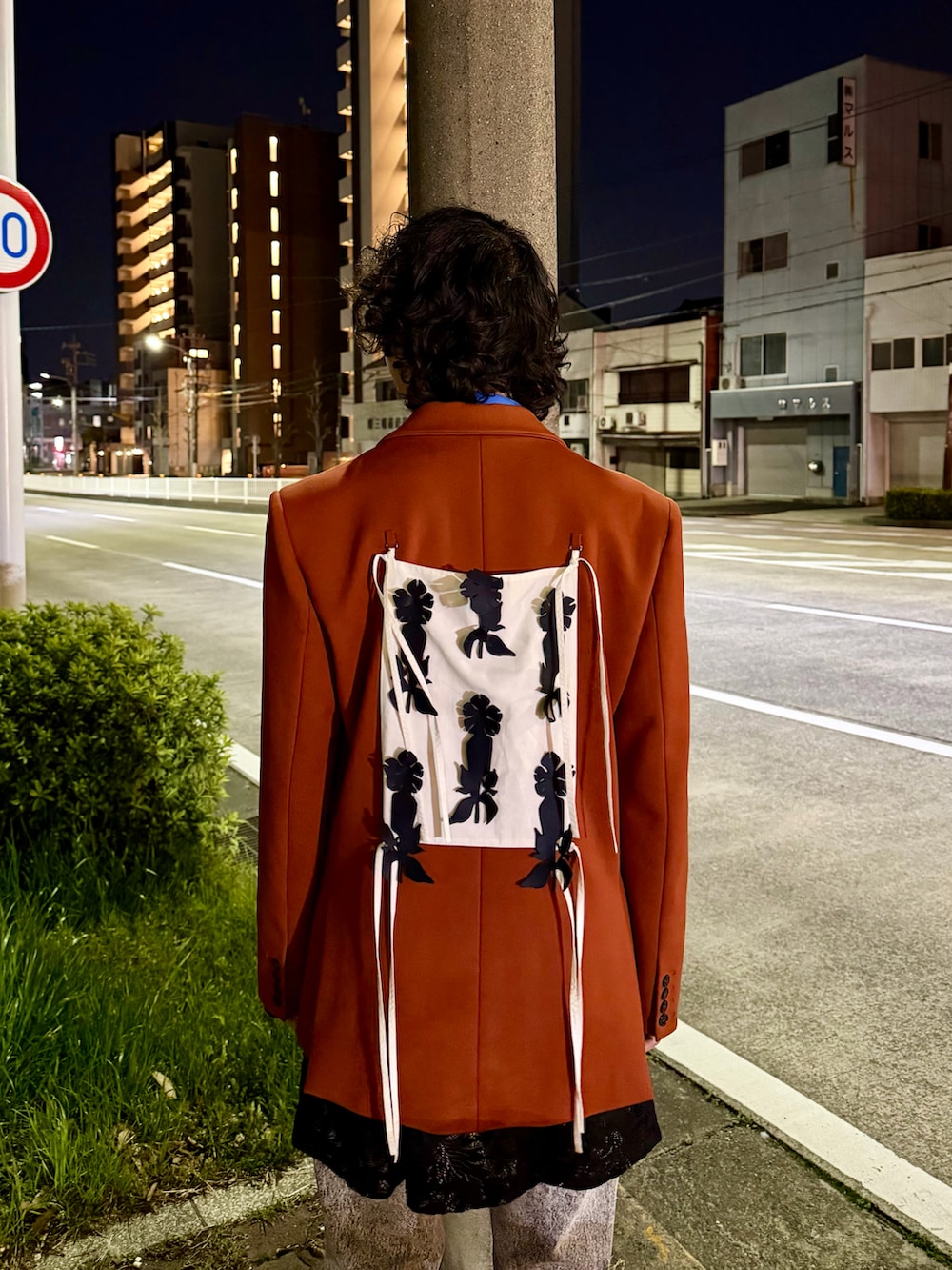 オレンジ系のその他アウター、ブラック系のデニムパンツ、ブラック系のTシャツ/カットソーを着用したメンズの春コーディネートの5枚目の写真