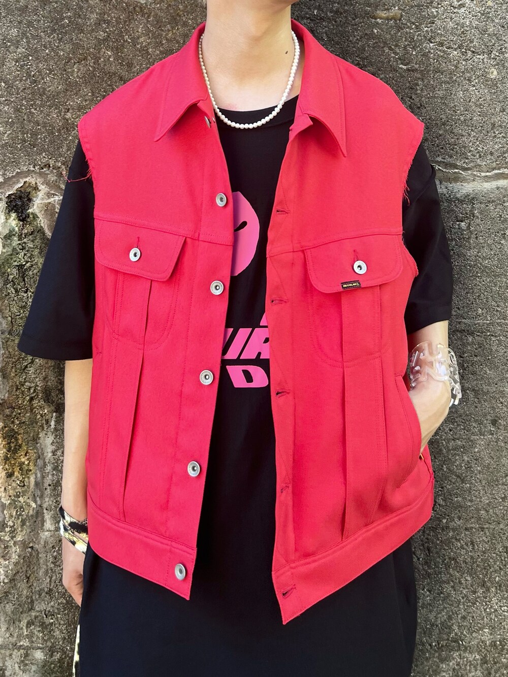 ブルー系のスニーカー、ブルー系のその他パンツ、イエロー系のショルダーバッグを着用したメンズの秋コーディネートの5枚目の写真