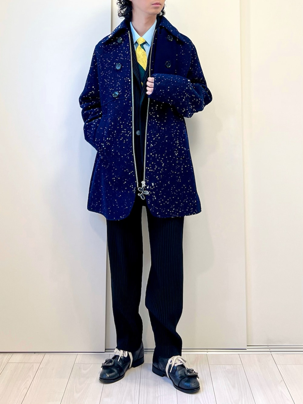 ブラック系のテーラードジャケット、ブラック系のパンツ、ブラック系のパンプスを着用したメンズの冬コーディネートの4枚目の写真