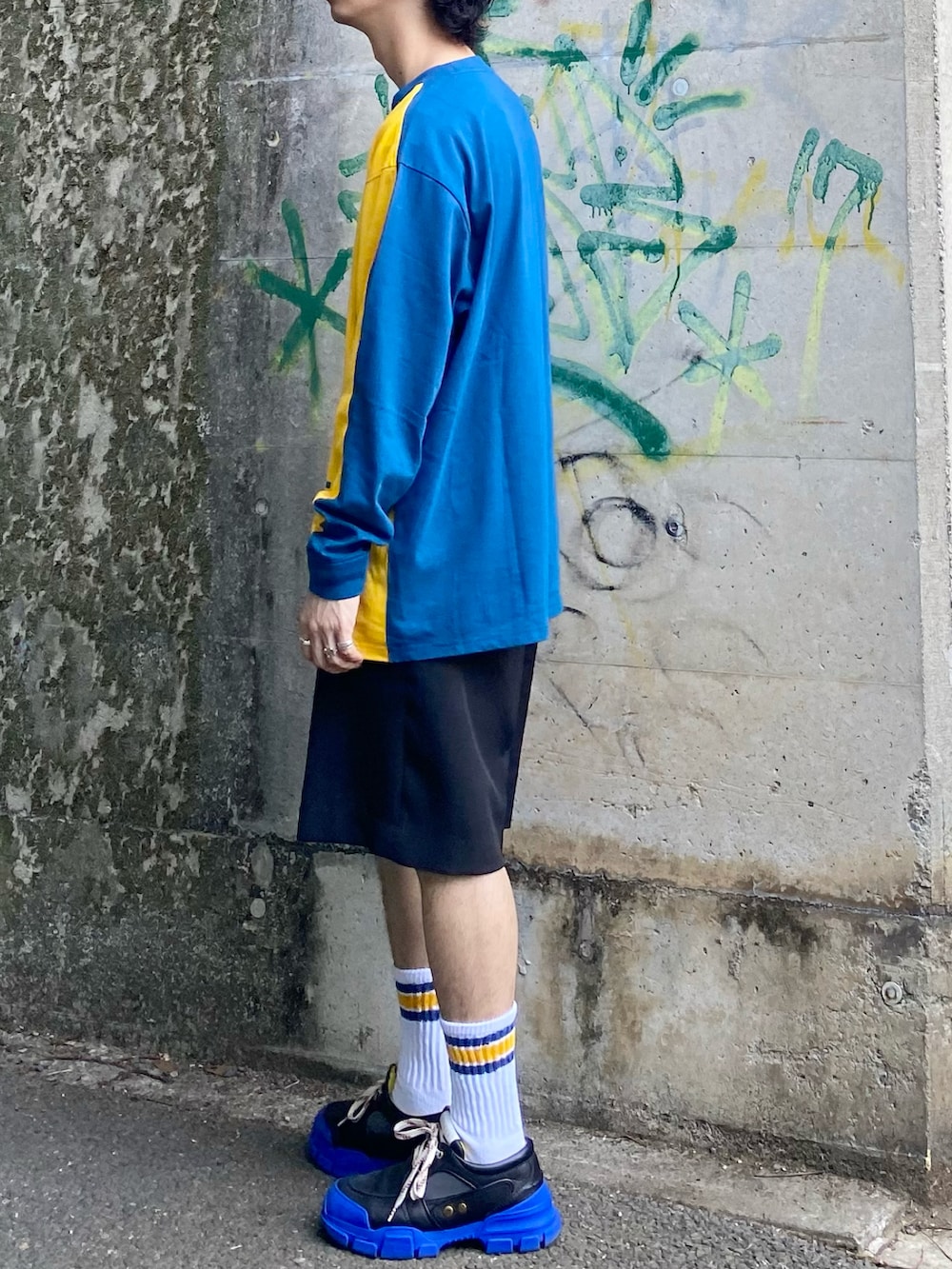 「ロンT、イエロー、ショートパンツ、イージーパンツ、ハーフパンツ、スニーカー、厚底シューズ、ビッグシルエット、シンプル、リラックススタイル、春コーデ、JWANDERSON、ADANS、GUCCI」｜「JW AndersonのHALF ANCHOR LS T SHIRT（Tシャツ/カットソー、イエロー系）」を使った、Honeyさん（メンズ・176cm）の春コーディネートの2枚目の写真