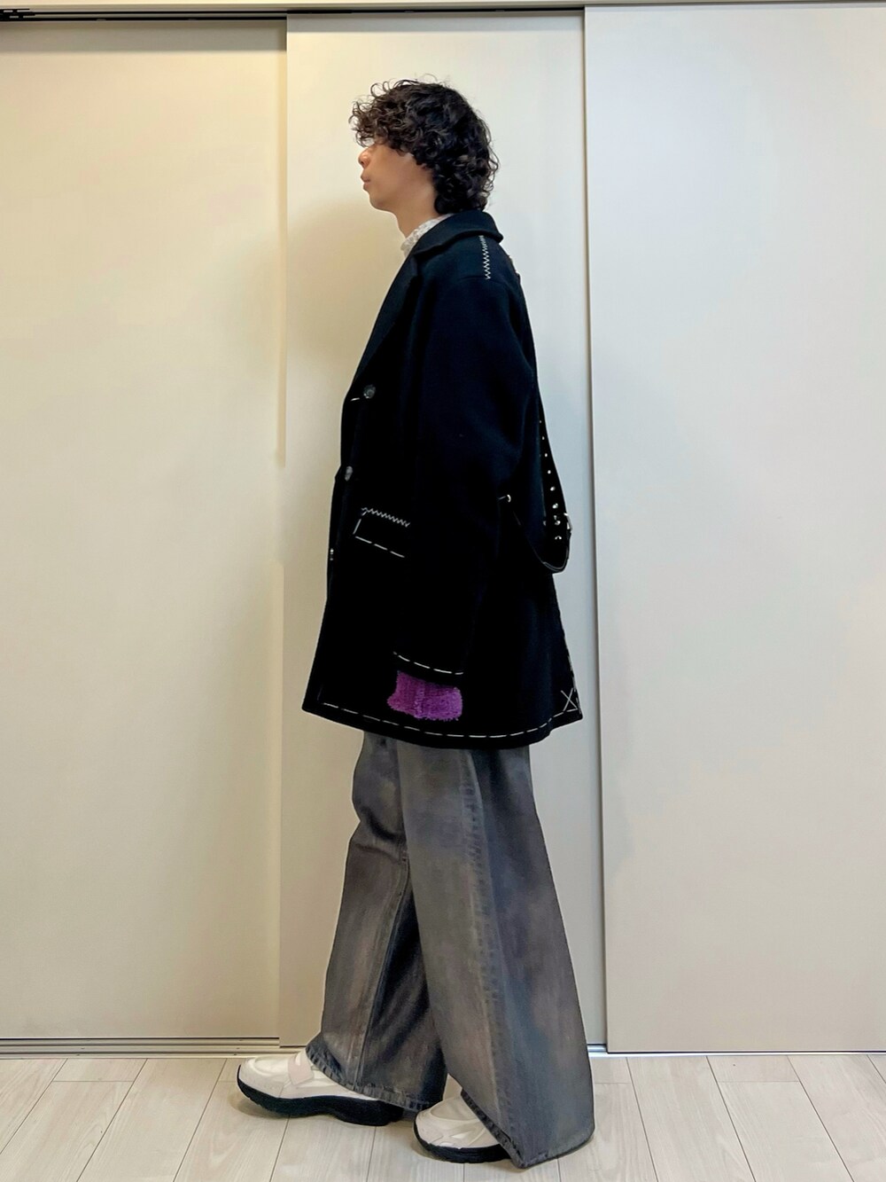「冬コーデ、マイベストコーデ2024、休日スタイル、冬服、アウター、ニット、デニム、デニムパンツ、ワイドパンツ、ローファー、トートバッグ」｜「PORTVELの＜PORTVEL＞ PEA COAT/ピーコート（ピーコート、ブラック系）」を使った、Honeyさん（メンズ・176cm）の冬コーディネートの2枚目の写真