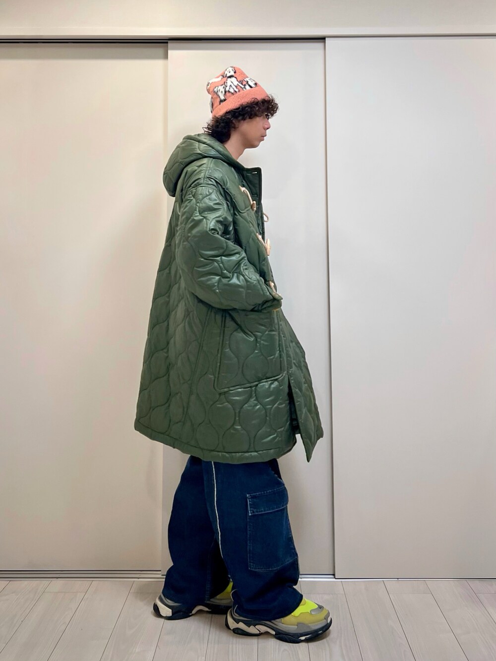 「冬コーデ、クリスマスに着たい服、マイベストコーデ2024、カジュアルコーデ、デニムコーデ、リラックススタイル、冬服、スニーカーコーデ、ビーニー、ニット、キルティングコート、ロングコート、スニーカー」｜「yoshiokuboのYOSHIO KUBOGROUNDFLOOR/ヨシオ クボ グランドフロアー/QUILTING DUFFLE COAT（ダッフルコート、グリーン系）」を使った、Honeyさん（メンズ・176cm）の冬コーディネートの2枚目の写真