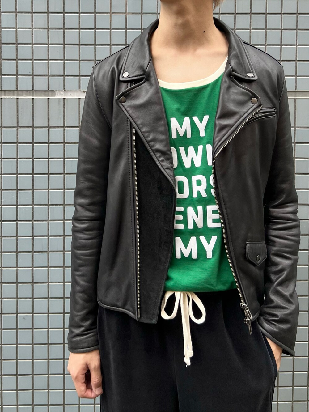 「ライダース、Tシャツ、ラインパンツ、ジョガーパンツ、スニーカー、休日スタイル、秋コーデ、シンプル、シンプルコーデ、リンガーTシャツ、CELINE、GUCCI、converse」｜「CONVERSEのconverse コンバース AS 100 TREKWAVE HI オールスター 100 トレックウエーブ HI 31307101 BLACK（スニーカー、ブラック系）」を使った、Honeyさん（メンズ・176cm）の秋コーディネートの4枚目の写真