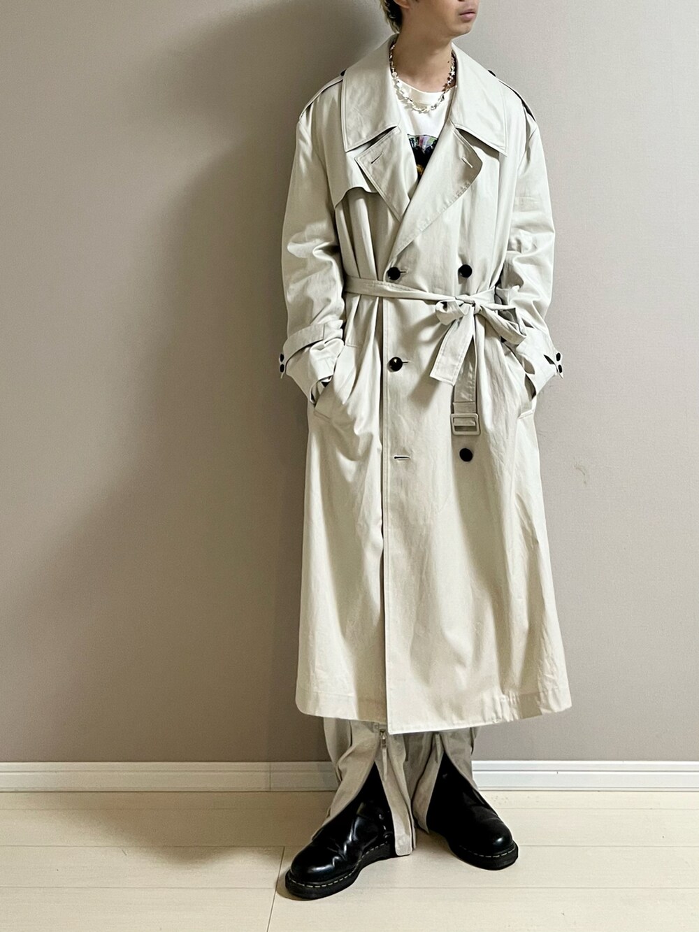 ブラック系のブーツ、ベージュ系のトレンチコート、ベージュ系のその他パンツを着用したメンズの秋コーディネートの3枚目の写真