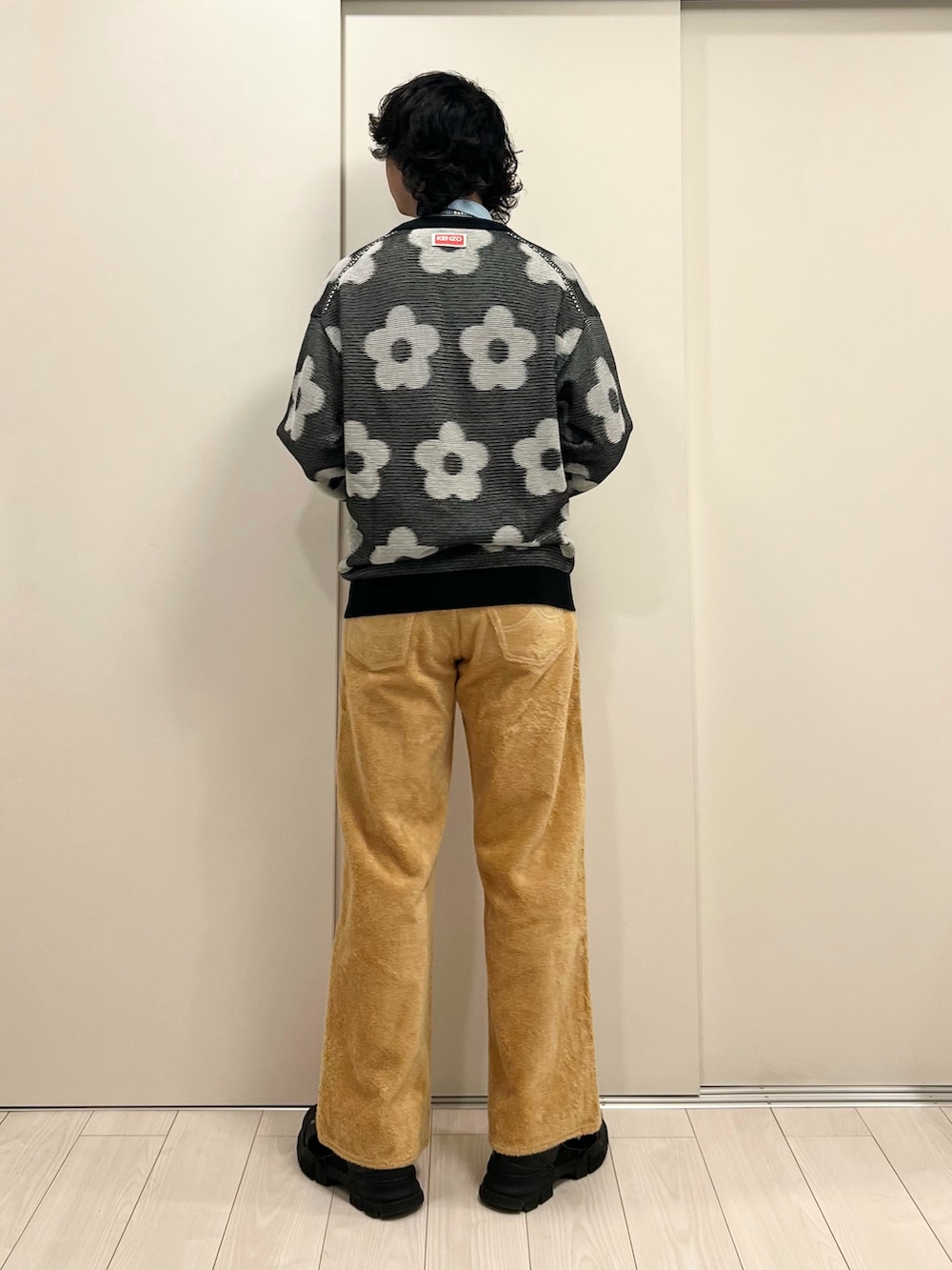 「カジュアルスタイル、レイヤードスタイル、ゆるコーデ、ロングコート、カーディガン、シャツスタイル、バギーパンツ、トレッキングシューズ、巾着バッグ、冬コーデ」｜「yoshiokuboのYOSHIO KUBOGROUNDFLOOR/ヨシオ クボ グランドフロアー/QUILTING DUFFLE COAT（ダッフルコート、グリーン系）」を使った、Honeyさん（メンズ・176cm）の冬コーディネートの5枚目の写真