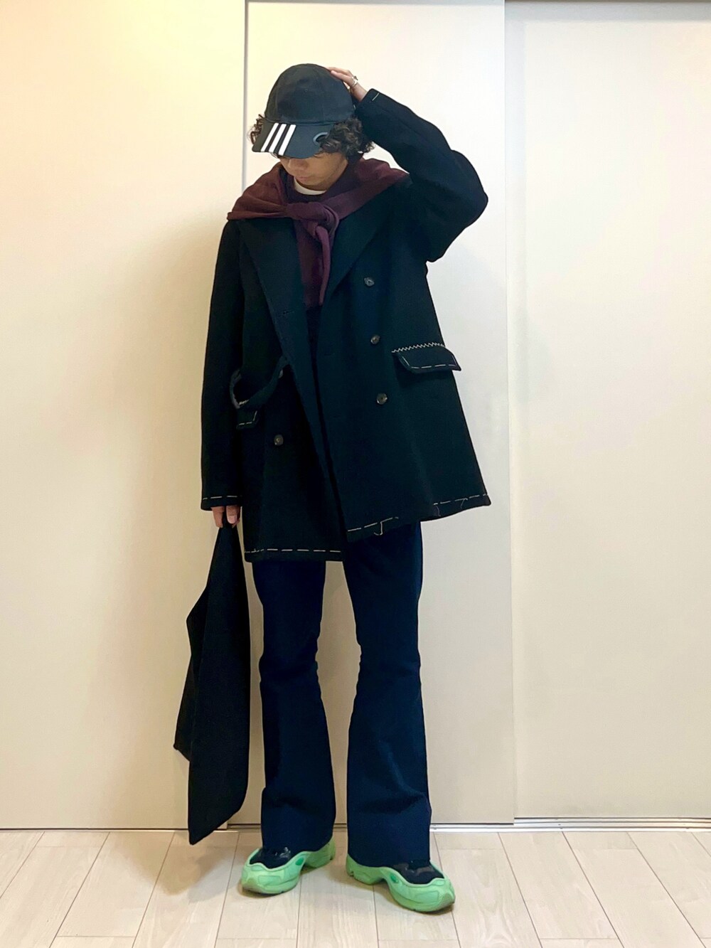 「冬コーデ、シンプルスタイル、レイヤードスタイル、ラフコーデ、パーカー、フレアパンツ、スニーカー、キャップ、トートバッグ、カジュアルコーデ、BALENCIAGA、adidas」|「RAF SIMONS (RUNNER)のPHARAXUS(スニーカー、ブルー系)」を使った、Honeyさん(メンズ・176cm)の冬コーディネートの4枚目の写真