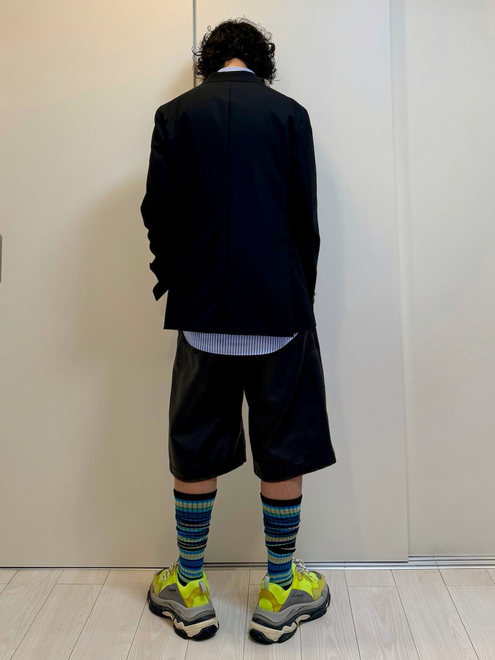 ブラック系のテーラードジャケット、その他のシャツ/ブラウス、ブラック系のその他パンツを着用したメンズの春コーディネートの3枚目の写真