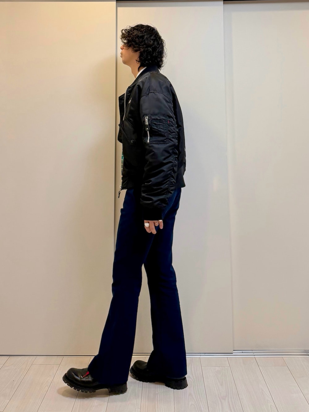 ブルー系のその他パンツ、ブラック系のドレスシューズ、グリーン系のベストを着用したメンズの春コーディネートの2枚目の写真