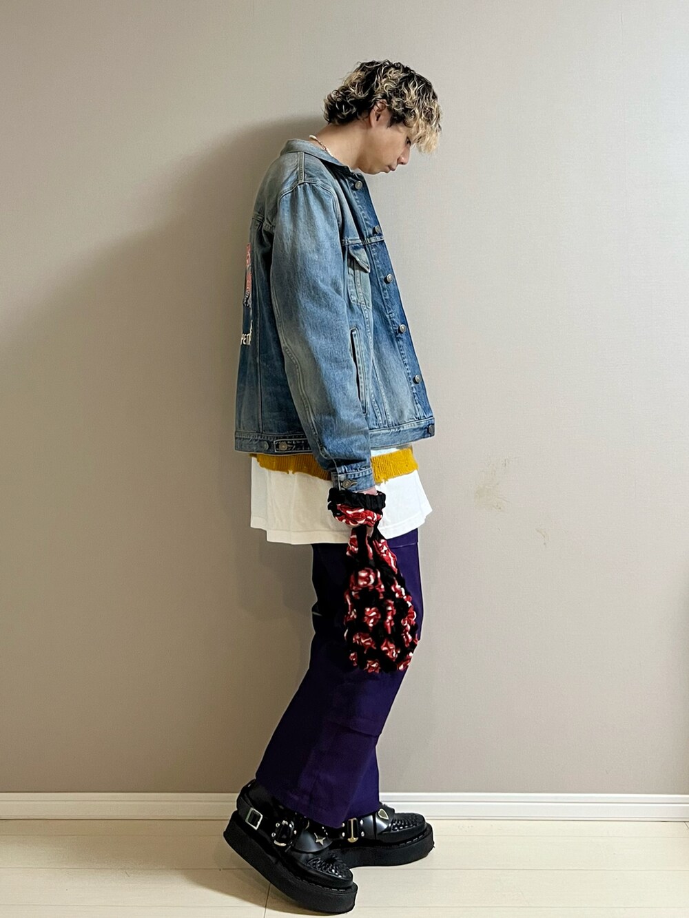 「デニム、デニムジャケット、ニット、冬を彩る色いろコーデ、アウター、ロンT、レイヤードスタイル、Dickies、GEORGE COX、厚底シューズ、ミニバッグ、グランジ、休日スタイル、ボーダー」|「CANNABISのKIDILL (KL597) KIDILL×Dickies(チノパンツ、パープル系)」を使った、Honeyさん(メンズ・176cm)の冬コーディネートの2枚目の写真