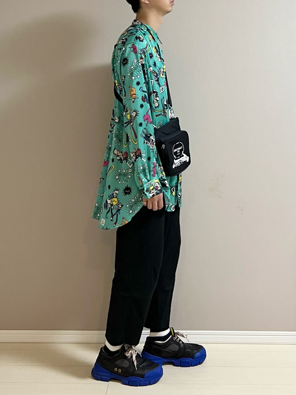 「シャツスタイル、シャツ、イージーパンツ、厚底シューズ、休日スタイル、ショルダーバッグ、ミニバッグ、ビッグシルエット、オーバーサイズ、春夏コーデ、KIDILL、Y's、GUCCI、undercover」｜「GUCCIのアイテム（スニーカー、ブラック系）」を使った、Honeyさん（メンズ・176cm）の夏コーディネートの2枚目の写真