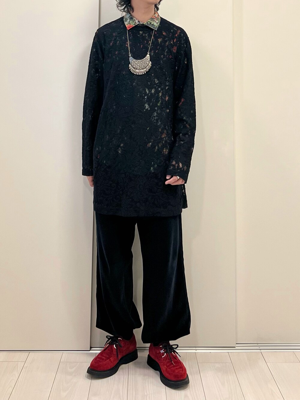 グレー系のテーラードジャケット、ブラック系のTシャツ/カットソー、ブラック系のパンツを着用したメンズの冬コーディネートの4枚目の写真