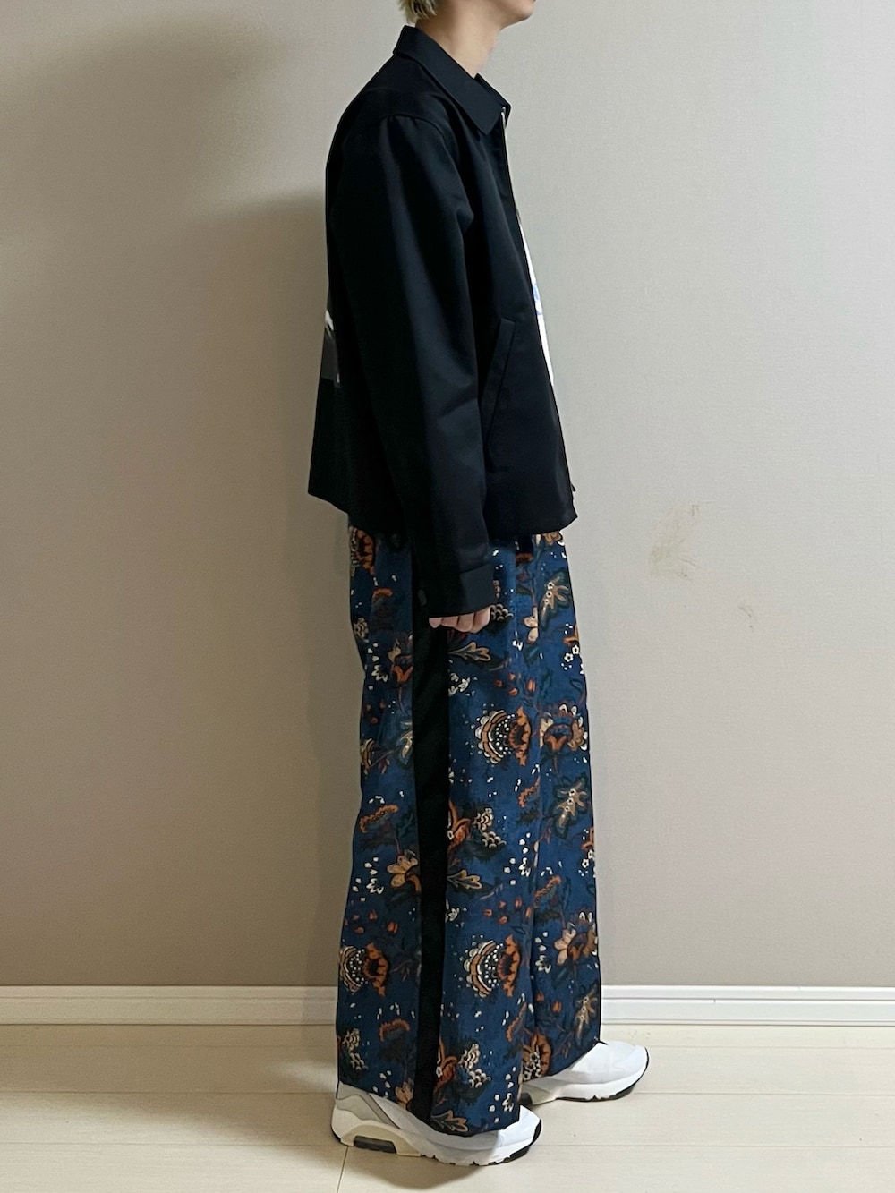 「ジャケット、ロンT、ワイドパンツ、柄パンツ、スニーカー、秋コーデ、休日スタイル、ブルゾン、KIDILL、GANNI、AMBUSH」｜「h.t.maniacのアイテム（その他パンツ、その他）」を使った、Honeyさん（メンズ・176cm）の秋コーディネートの2枚目の写真