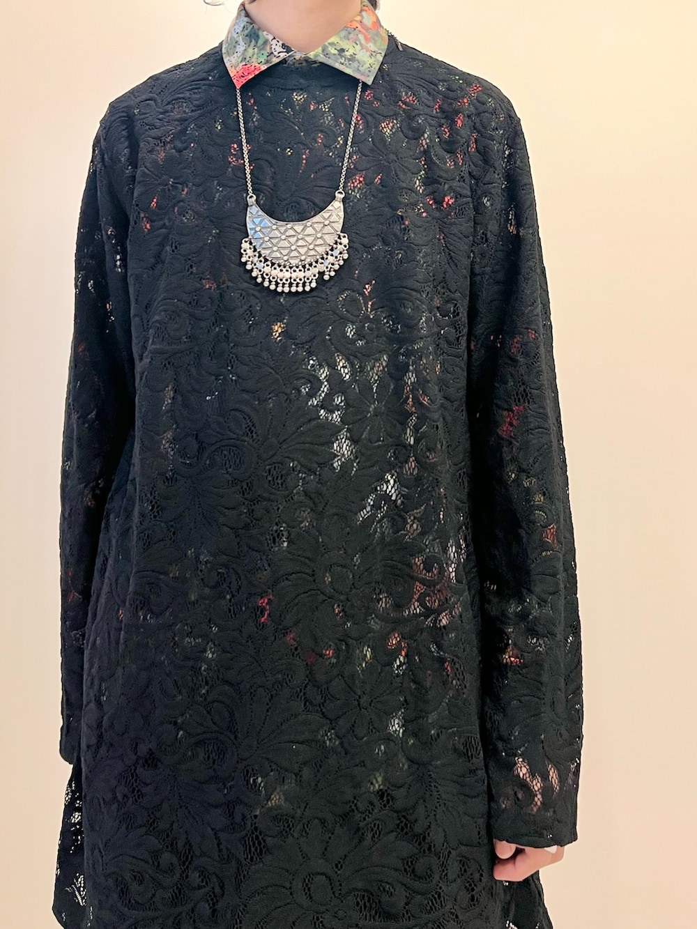 グレー系のテーラードジャケット、ブラック系のTシャツ/カットソー、ブラック系のパンツを着用したメンズの冬コーディネートの5枚目の写真