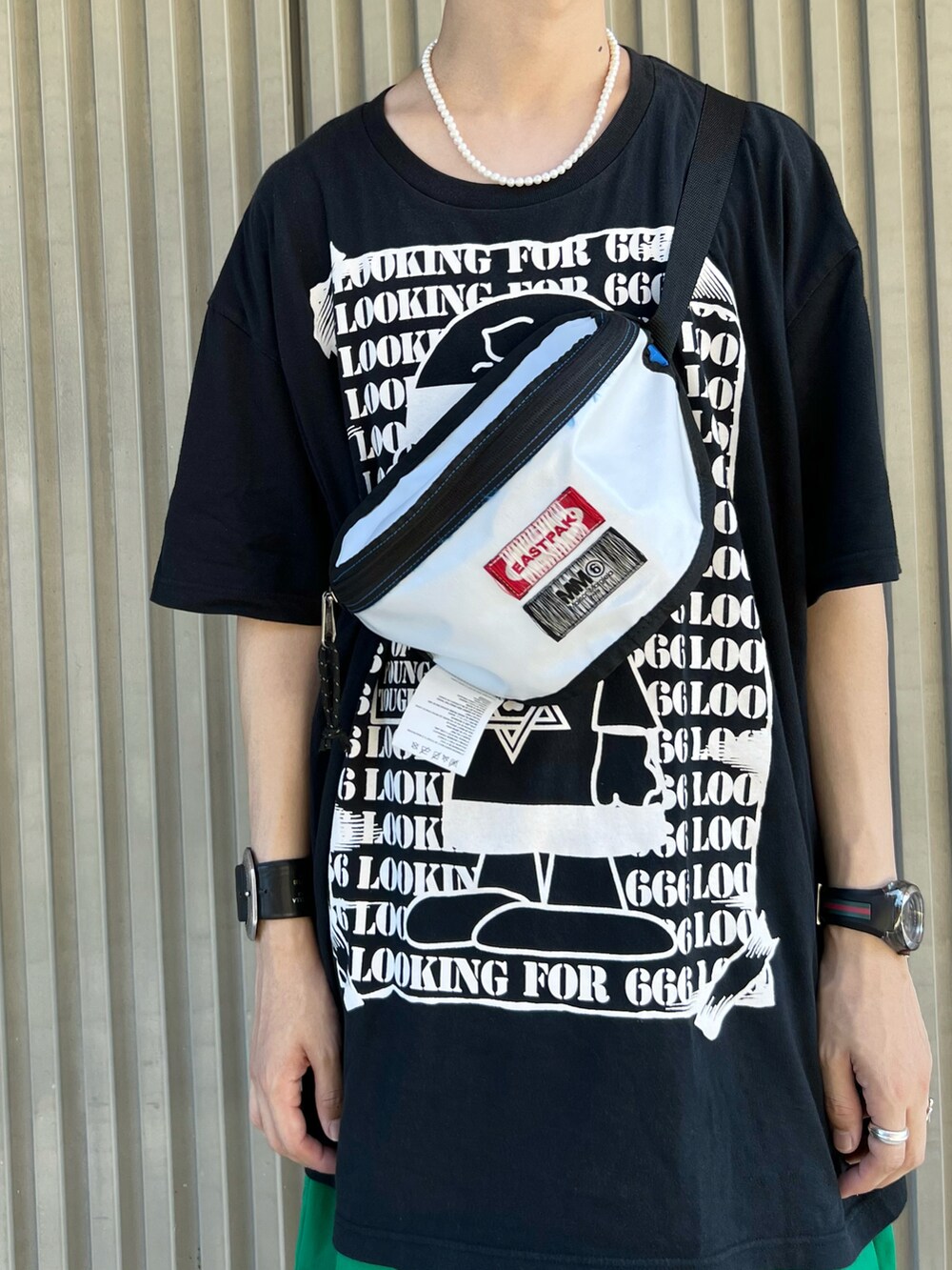 ベージュ系のその他シューズ、グリーン系のその他パンツ、ブルー系のボディバッグ/ウエストポーチを着用したメンズの夏コーディネートの3枚目の写真