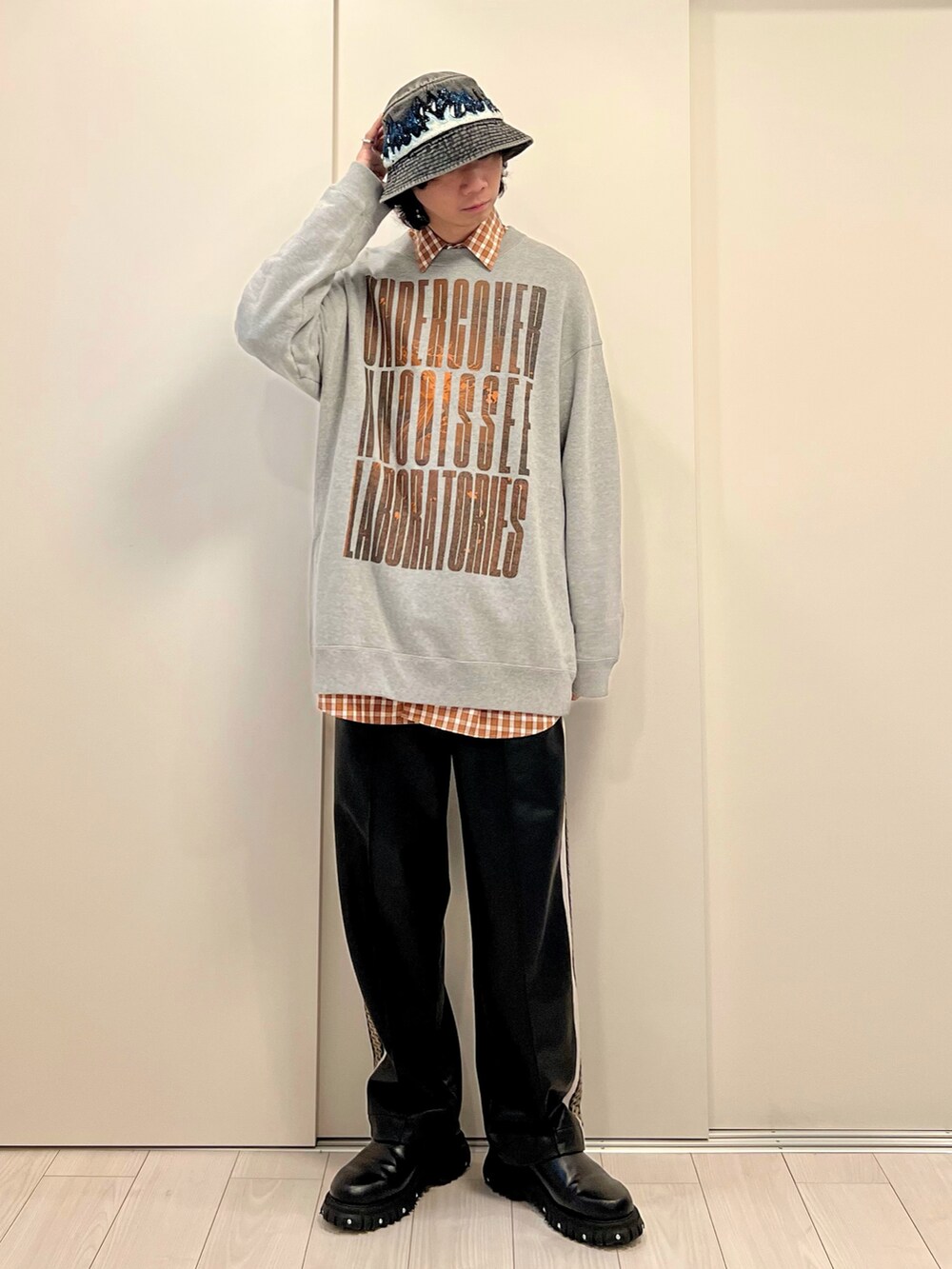 「真冬のあったかスタイル、メンズファッション、休日コーデ、ラフコーデ、オーバーサイズ、冬アウター、リラックススタイル、ロングコート、レイヤードスタイル、バケットハット」｜「SASQUATCHfabrix.のSYNTHETIC LEATHER TRACK PANTS（その他パンツ、ブラック系）」を使った、Honeyさん（メンズ・176cm）の冬コーディネートの4枚目の写真