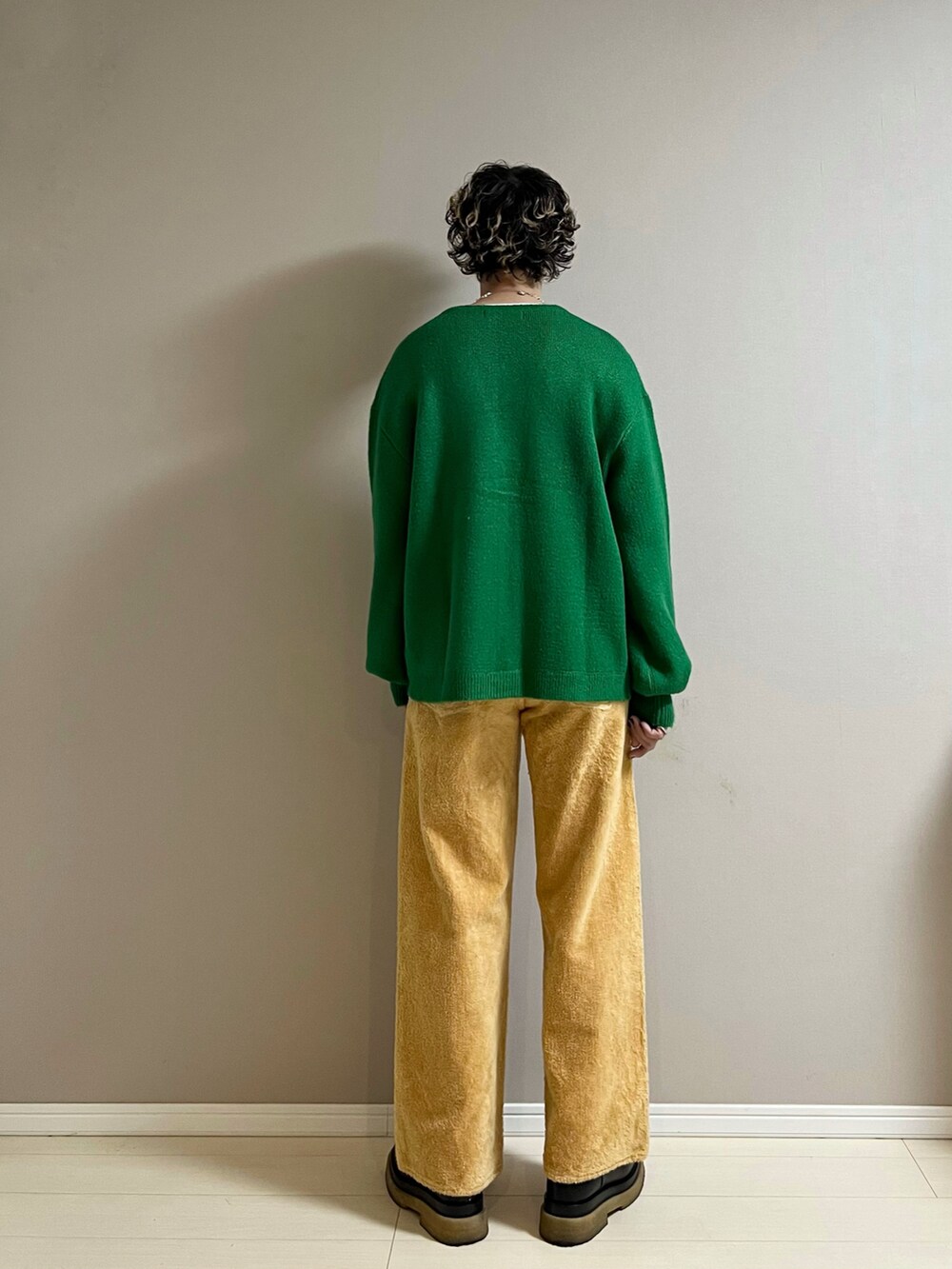 ベージュ系のパンツ、ブラック系のブーツ、ホワイト系のTシャツ/カットソーを着用したメンズの冬コーディネートの3枚目の写真