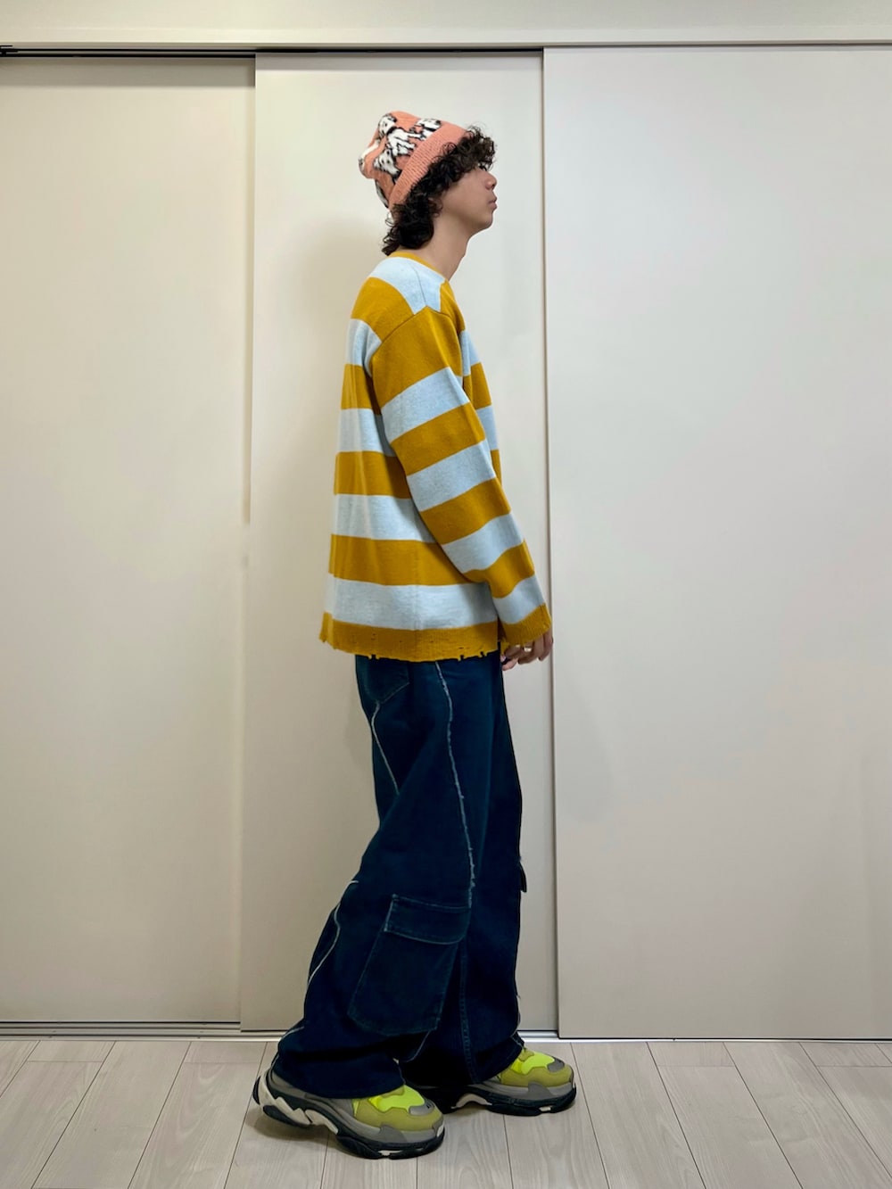 「冬コーデ、クリスマスに着たい服、マイベストコーデ2024、カジュアルコーデ、デニムコーデ、リラックススタイル、冬服、スニーカーコーデ、ビーニー、ニット、キルティングコート、ロングコート、スニーカー」｜「yoshiokuboのYOSHIO KUBOGROUNDFLOOR/ヨシオ クボ グランドフロアー/QUILTING DUFFLE COAT（ダッフルコート、グリーン系）」を使った、Honeyさん（メンズ・176cm）の冬コーディネートの4枚目の写真
