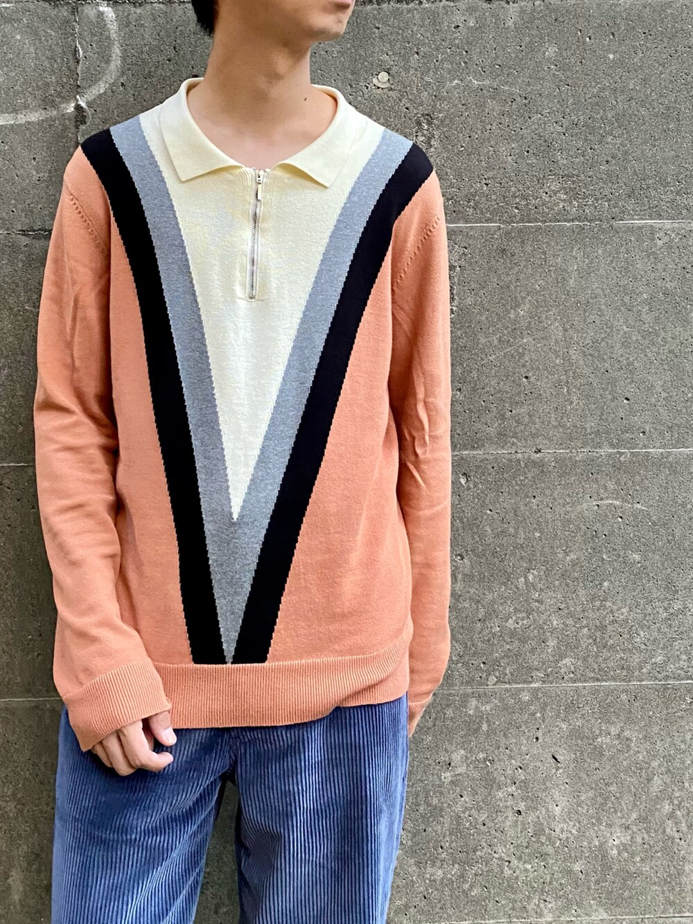 ブラック系のライダースジャケット、ブルー系のパンツ、ホワイト系のスニーカーを着用したメンズの秋コーディネートの2枚目の写真