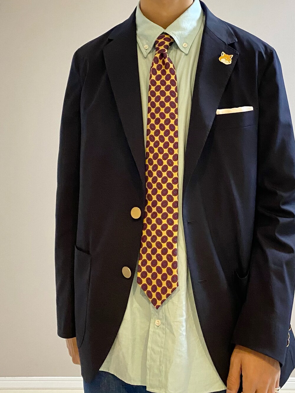 「ブレザー、ジャケット、シャツスタイル、ネクタイ、フレアパンツ、デニムパンツ、革靴、フォーマル、green label relaxing、united arrows、GUCCI、タイドアップ」｜「GUCCIのプレーントゥシューズ（ドレスシューズ、ブラック系）」を使った、Honeyさん（メンズ・176cm）の冬コーディネートの4枚目の写真