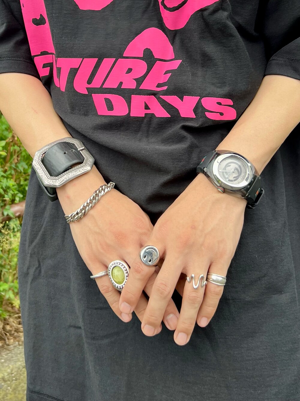 ブラック系のTシャツ/カットソー、ピンク系のパンツ、ブラック系のブーツを着用したメンズの夏コーディネートの5枚目の写真