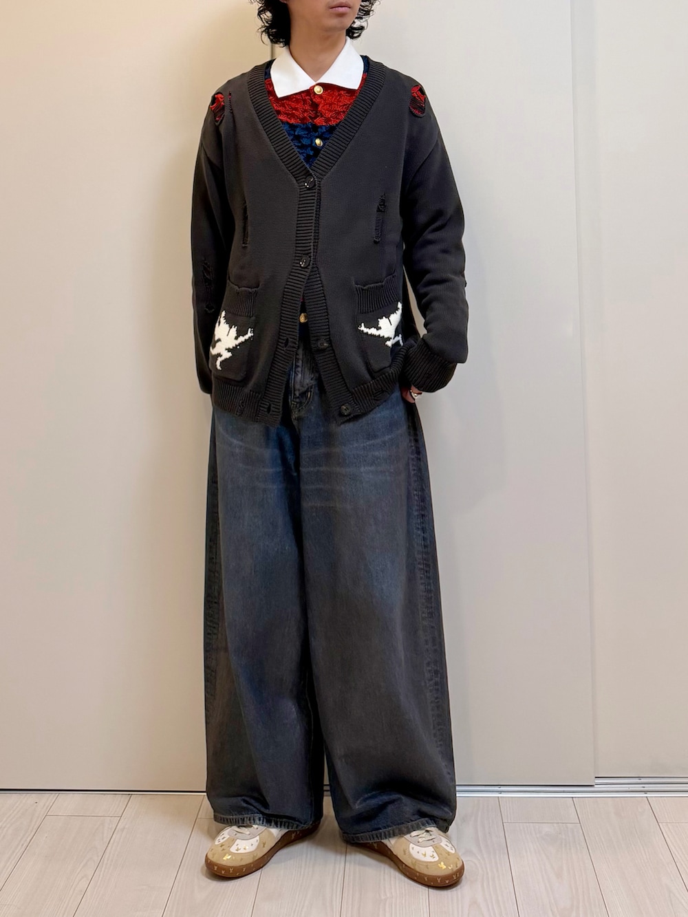 ブラック系のその他アウター、ブラック系のカーディガン/ボレロ、ブラウン系のデニムパンツを着用したメンズの冬コーディネートの4枚目の写真