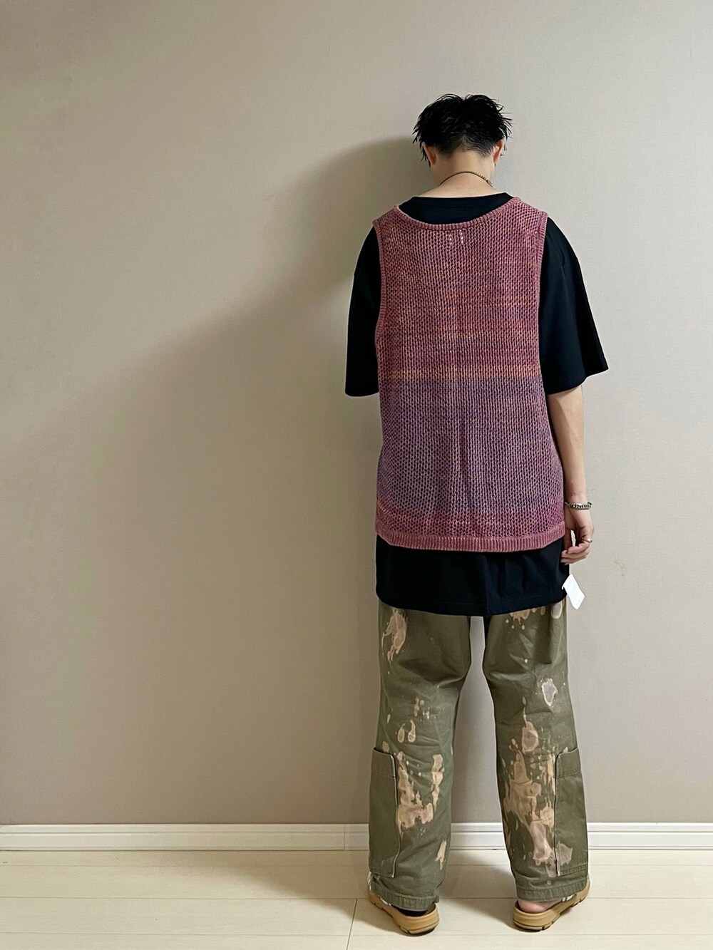 「Tシャツ、ベスト、カーゴパンツ、サンダル、巾着バッグ、ミニバッグ、休日スタイル、夏コーデ、ラフコーデ、ビッグシルエット、シンプルコーデ」｜「Y'sのアイテム（パンツ、グリーン系）」を使った、Honeyさん（メンズ・176cm）の夏コーディネートの3枚目の写真