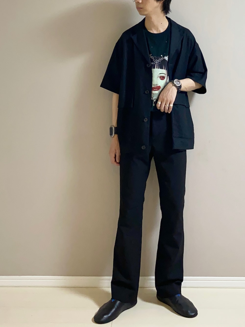 ブラック系のその他パンツ、ブラック系のスリッポン、ブラック系のTシャツ/カットソーを着用したメンズの夏コーディネートの4枚目の写真