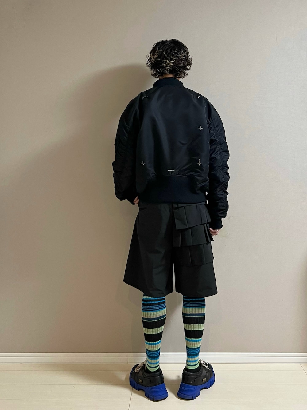 ブラック系のスニーカー、ブラック系のその他パンツ、ブラック系のMA-1を着用したメンズの春コーディネートの3枚目の写真