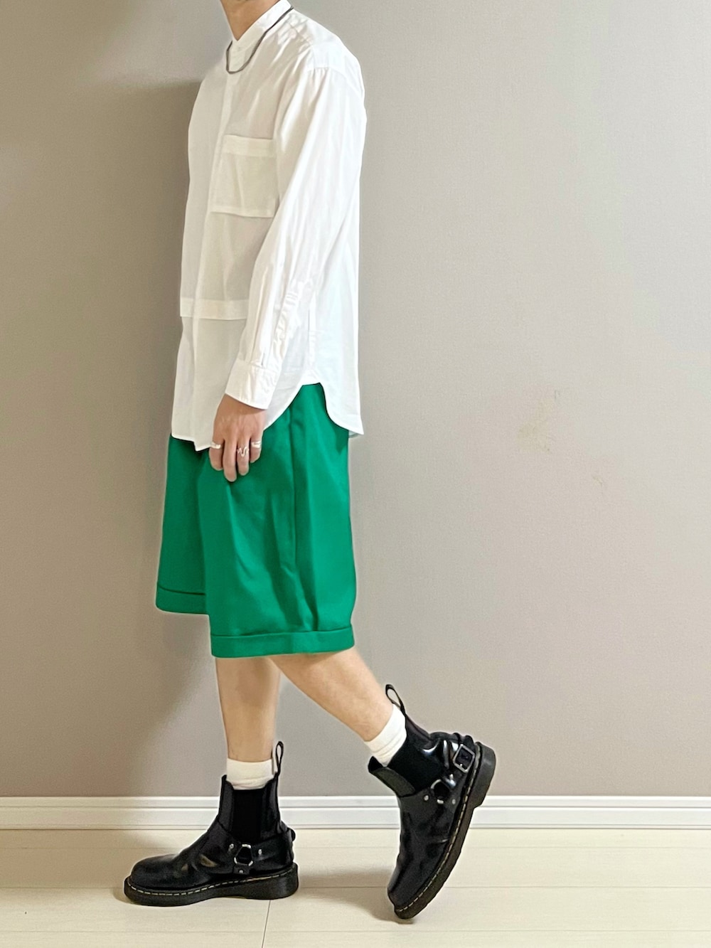 ブラック系のブーツ、グリーン系のその他パンツ、シルバー系のネックレスを着用したメンズの秋コーディネートの2枚目の写真