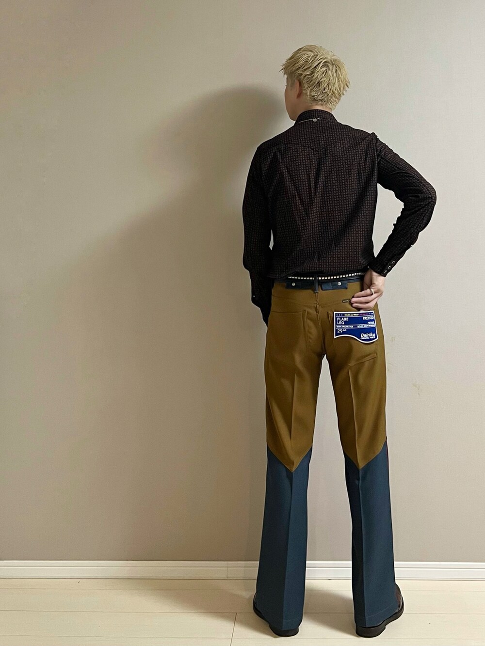「シャツスタイル、シャツ、タックイン、フレアパンツ、休日スタイル、シンプルスタイル、秋服準備はじめました、革靴、秋コーデ、秋色」｜「GUCCIのダブルモンクシューズ（ドレスシューズ、ブラウン系）」を使った、Honeyさん（メンズ・176cm）の夏コーディネートの3枚目の写真