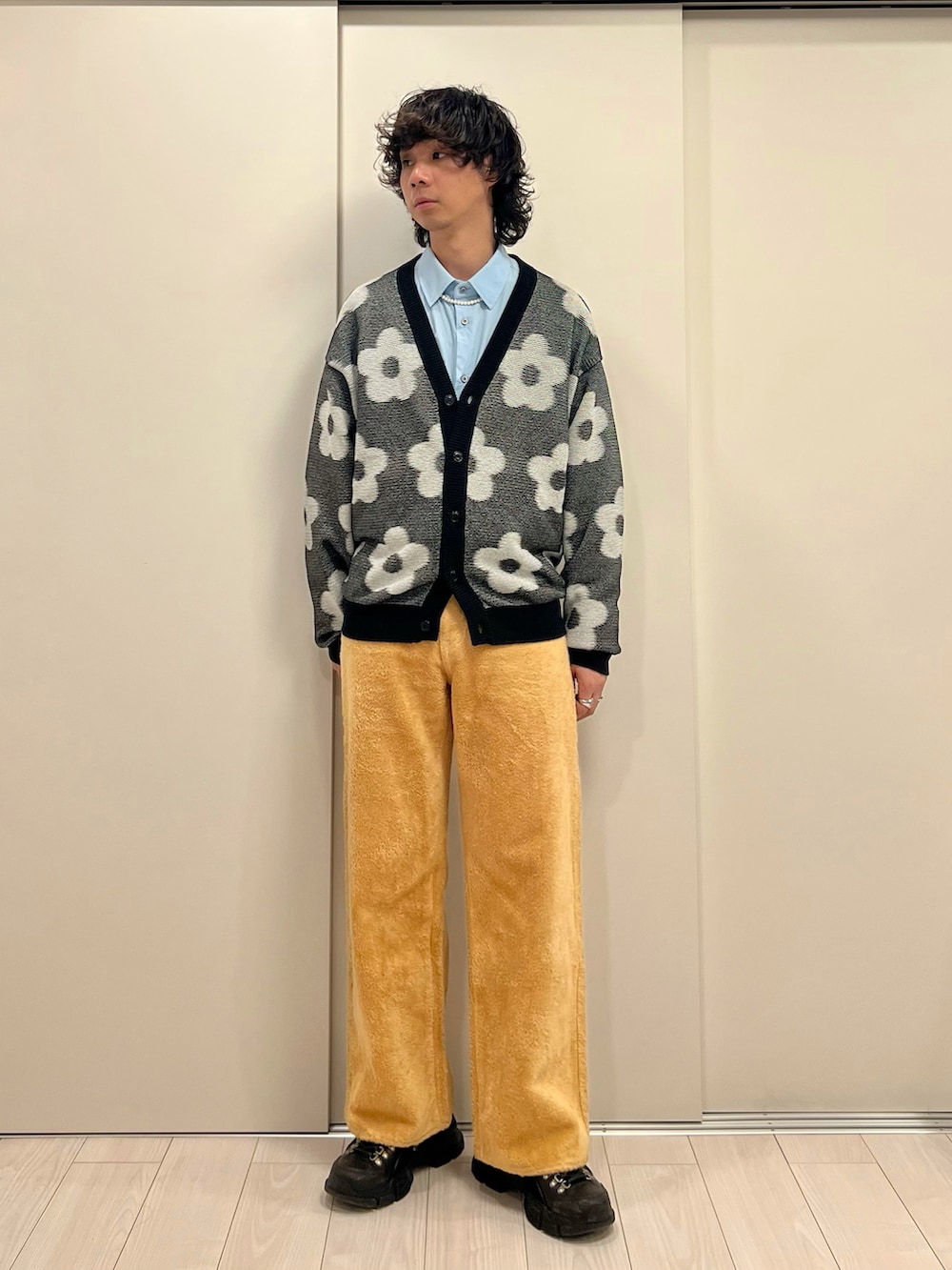 「カジュアルスタイル、レイヤードスタイル、ゆるコーデ、ロングコート、カーディガン、シャツスタイル、バギーパンツ、トレッキングシューズ、巾着バッグ、冬コーデ」｜「yoshiokuboのYOSHIO KUBOGROUNDFLOOR/ヨシオ クボ グランドフロアー/QUILTING DUFFLE COAT（ダッフルコート、グリーン系）」を使った、Honeyさん（メンズ・176cm）の冬コーディネートの4枚目の写真