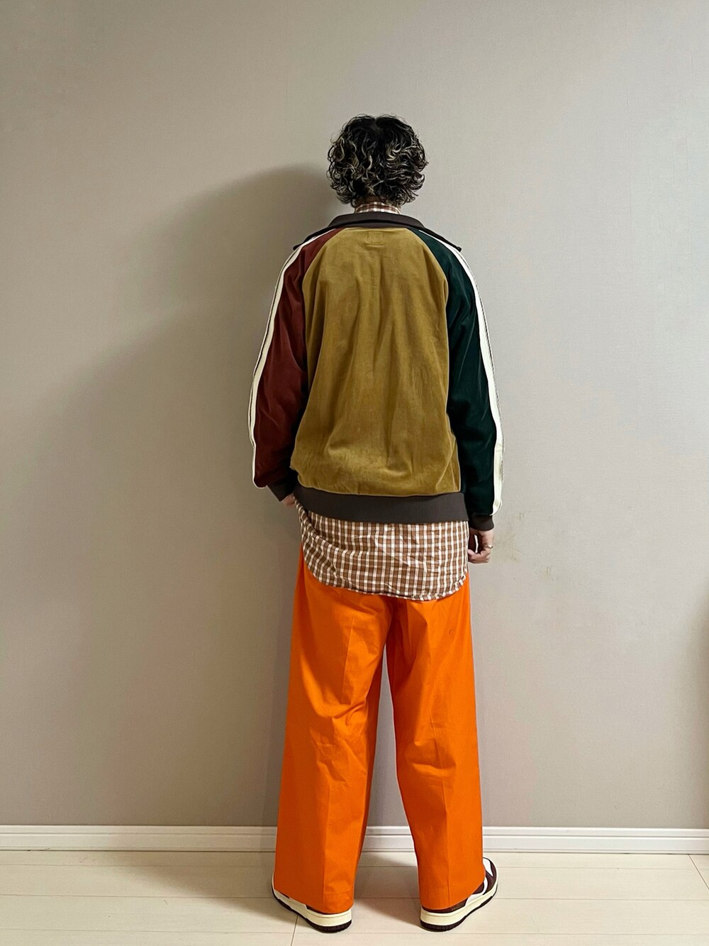 「トラックジャケット、ベロア、チェック、チェックシャツ、ロングシャツ、ワイドパンツ、カラーパンツ、ビタミンカラー、スニーカー、NIKE、休日スタイル、春色」｜「STELLA McCARTNEYのアイテム（シャツ/ブラウス、ブラウン系）」を使った、Honeyさん（メンズ・176cm）の冬コーディネートの3枚目の写真