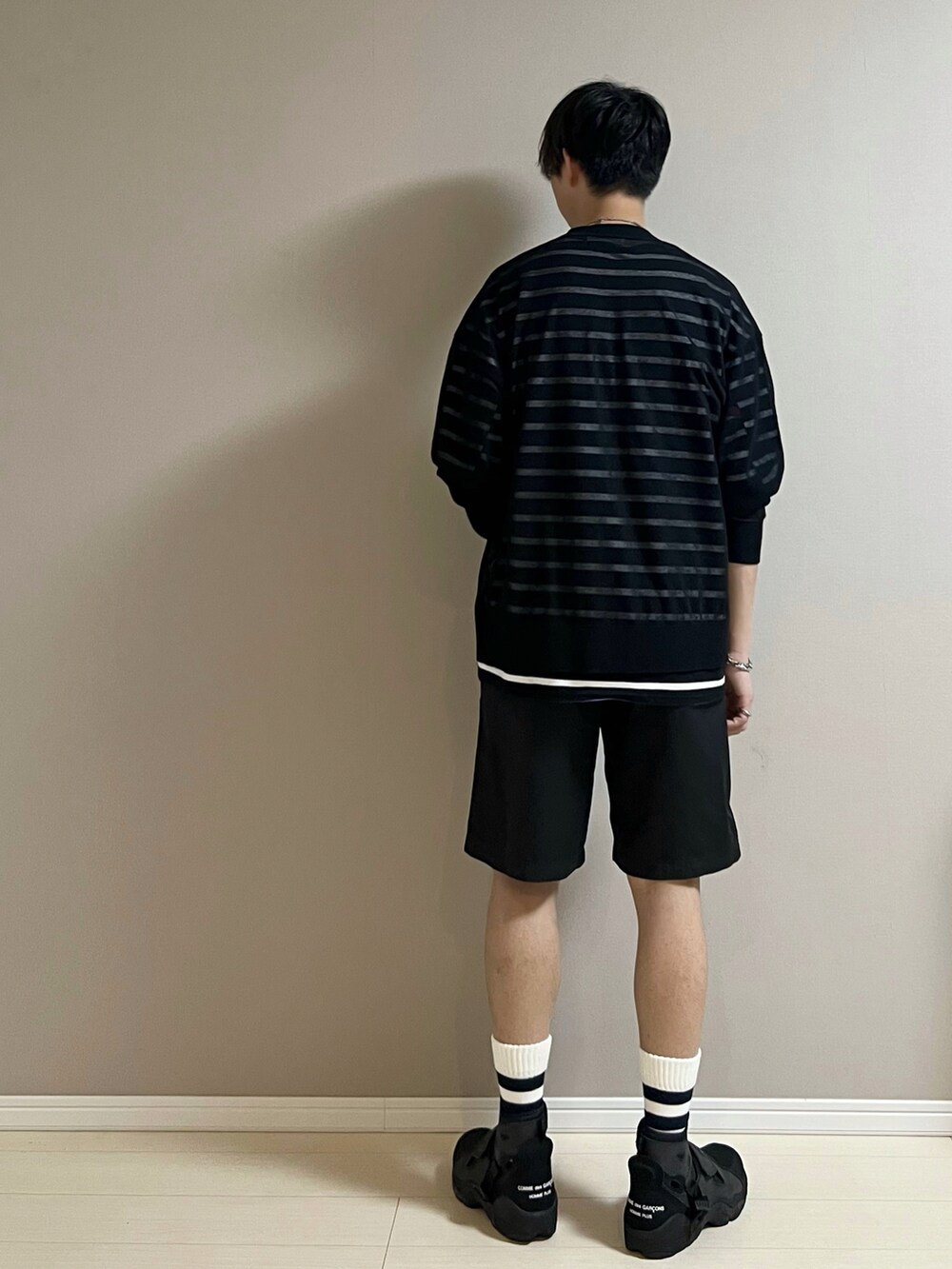 「カーティガン、Tシャツ、ボーダー、ボーダートップス、ショートパンツ、スニーカー、休日スタイル、初夏コーデ、モノトーン、NIKE」｜「LAD MUSICIANのアイテム（パンツ、ブラック系）」を使った、Honeyさん（メンズ・176cm）の春コーディネートの3枚目の写真