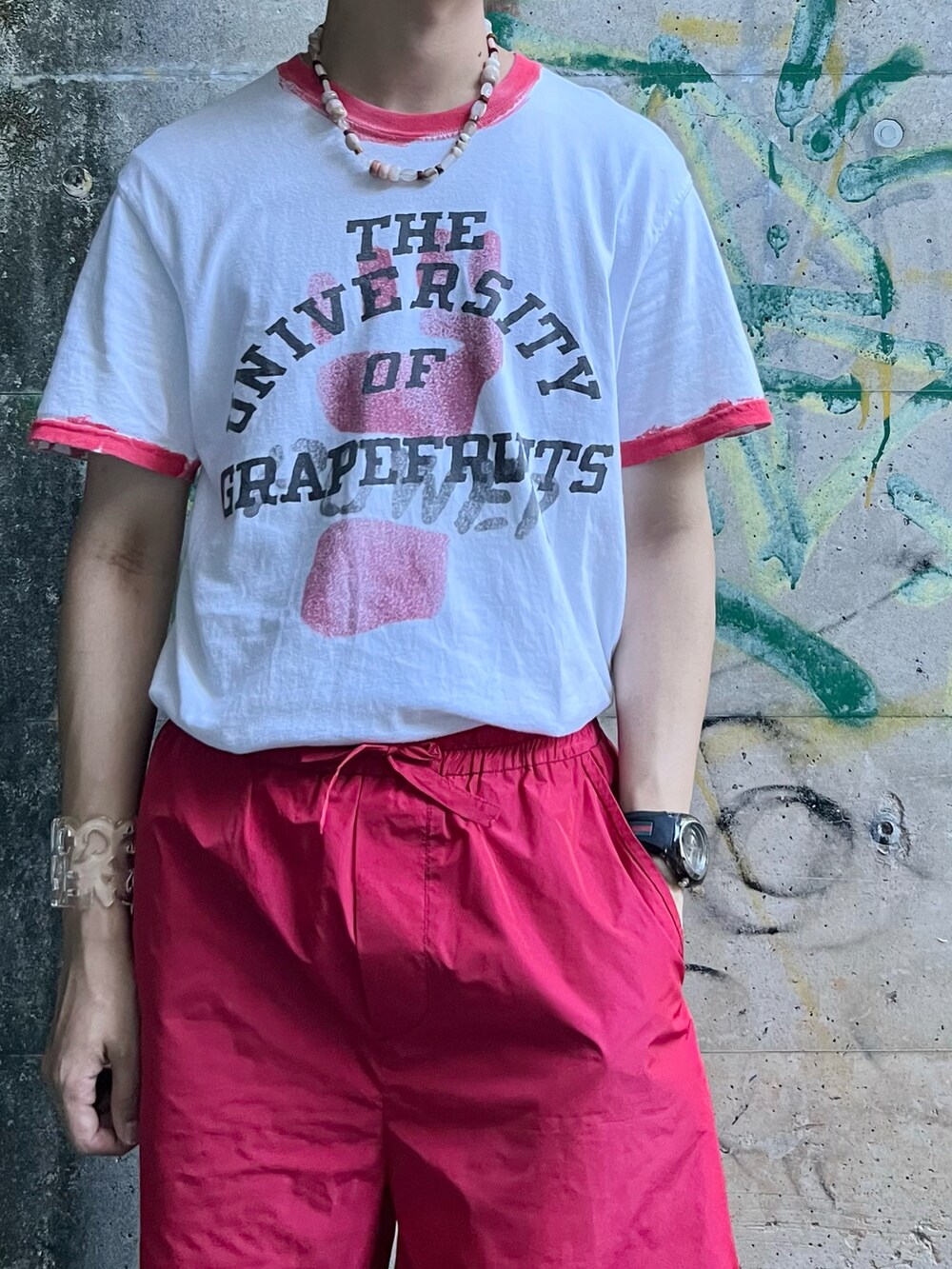 「Tシャツ、白Tシャツ、リンガーTシャツ、ショートパンツ、サンダル、トートバッグ、メガネ男子、タックイン、ラフ、夏コーデ、カジュアルコーデ、リラックススタイル」｜「ALANUIのMOTO FRINGED SUICOKE（サンダル、グリーン系）」を使った、Honeyさん（メンズ・176cm）の夏コーディネートの3枚目の写真
